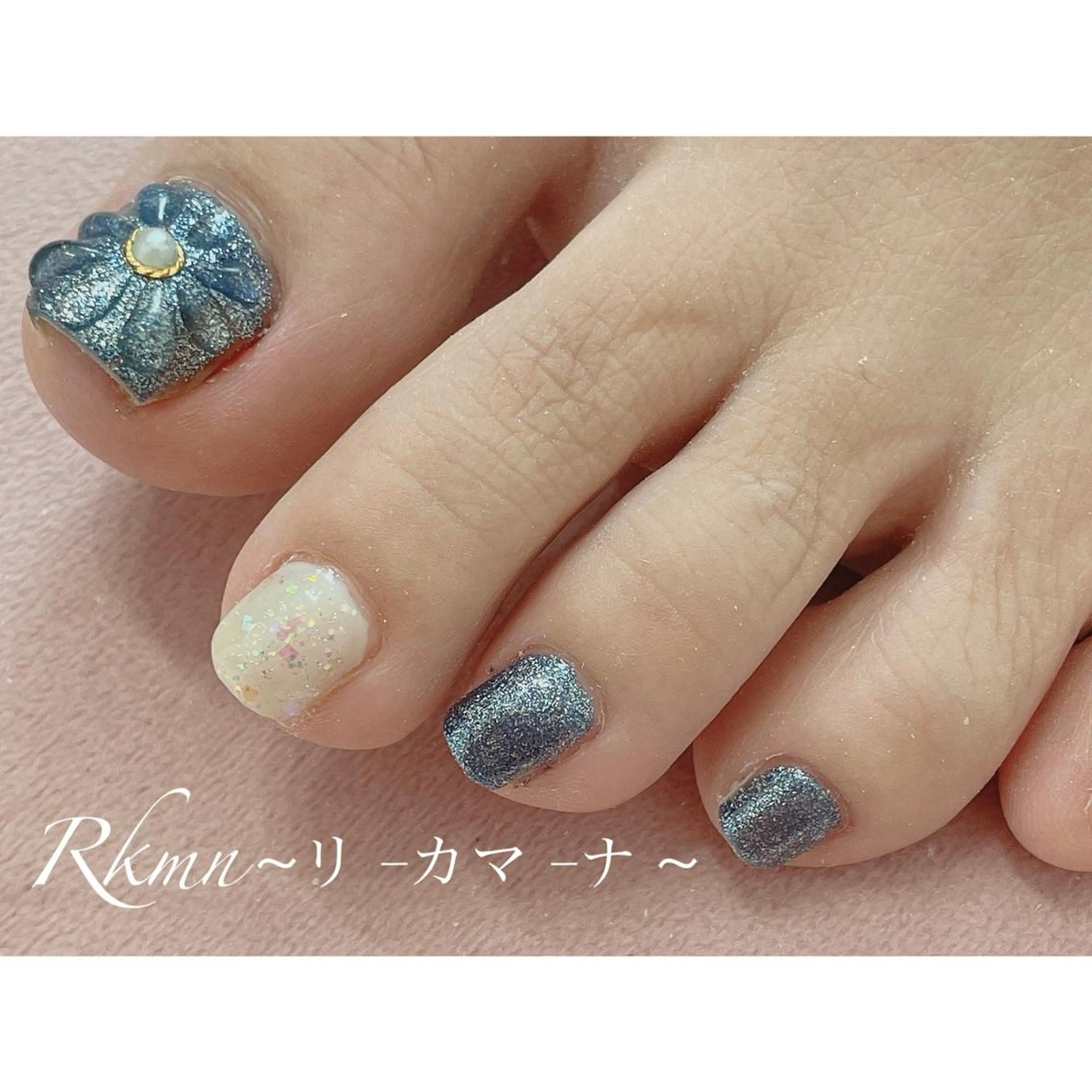 ネイル アートネイル ブルー フラワーネイル ラメ(グリッター) ぷっくりネイル Rkmn ~リ-カマ-ナ~のネイルデザイン