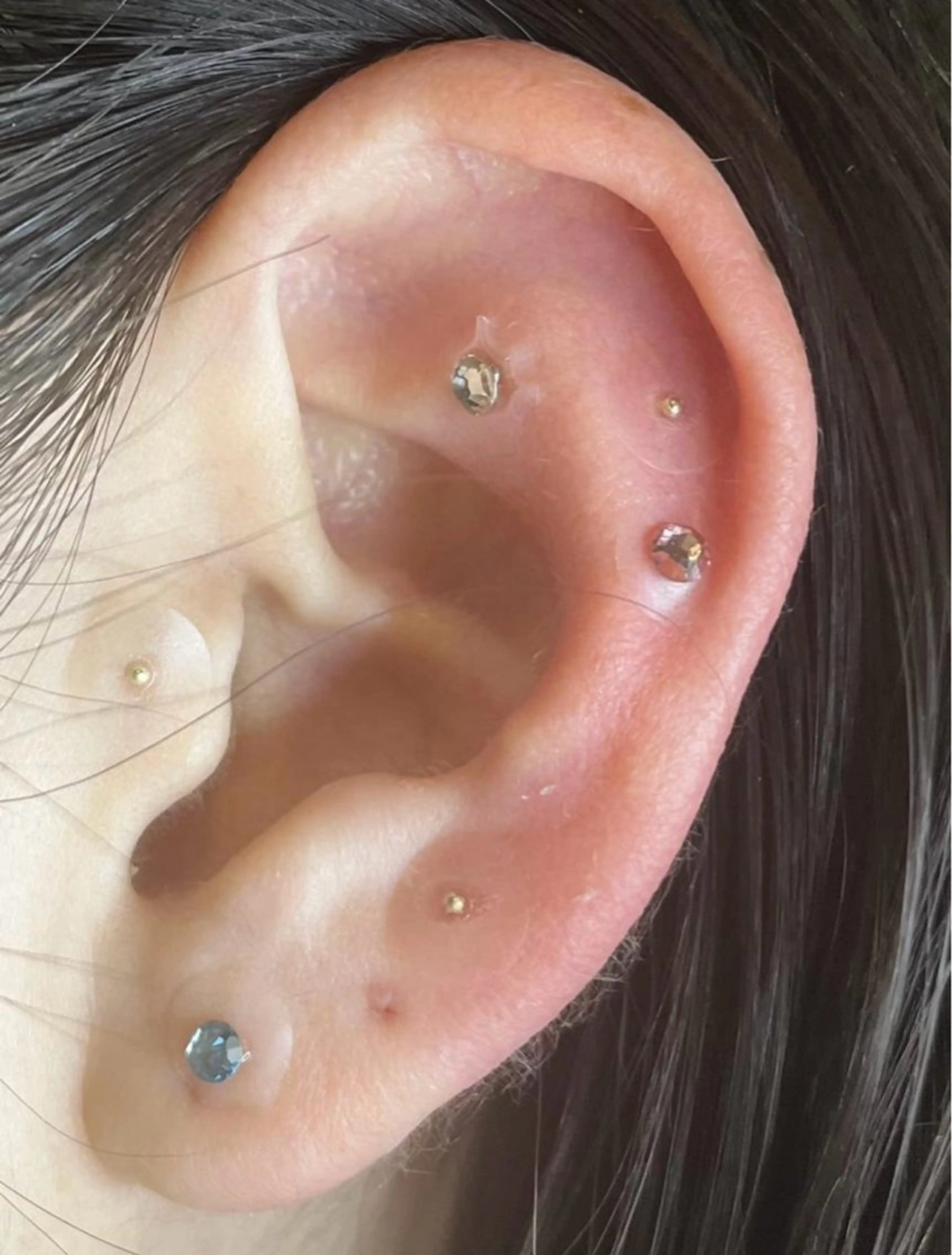 耳ツボジュエリー〈シンプルコース〉👂💎スワロフスキー4粒ゴールド粒orシルバー粒6粒の写真