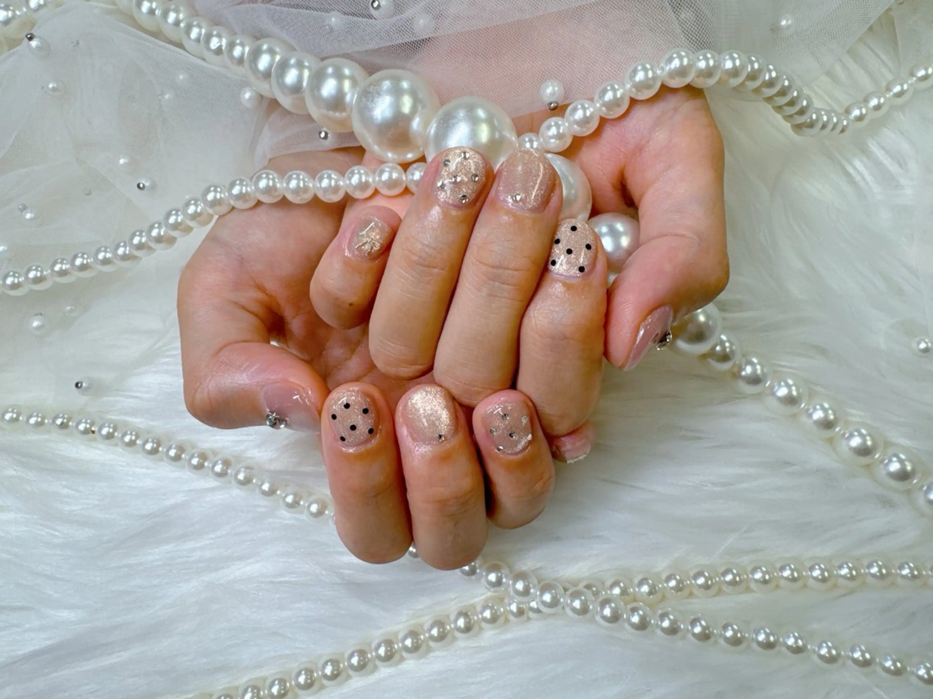 ネイル ボルドー チークネイル ドット 長さ出し フレンチネイル クイーンズネイル銀座所属・Queeens nailのネイルデザイン