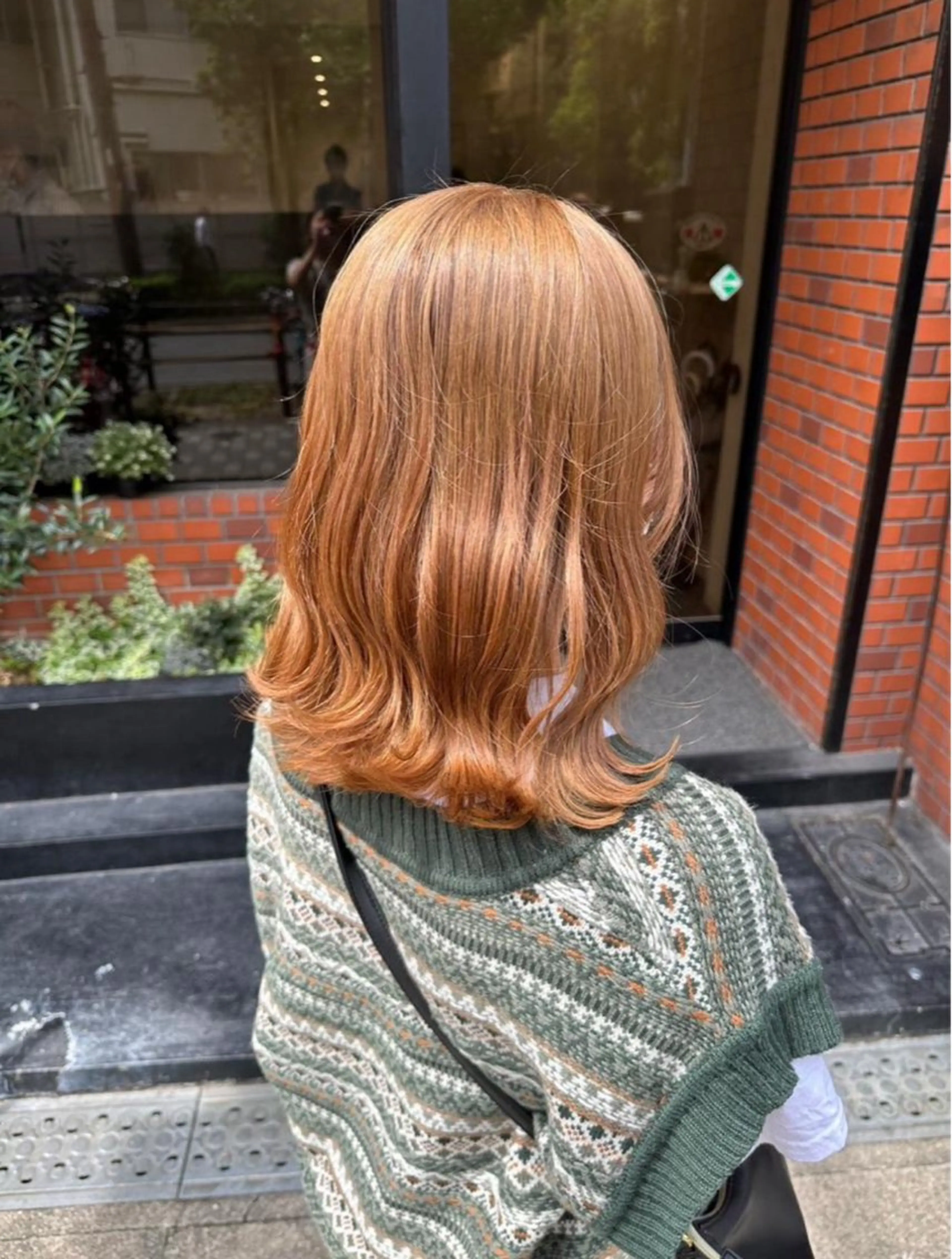 ミディアム カラー ベージュカラー ハイトーンカラー オレンジ オレンジベージュ ヘアカラー 松尾 遥花のヘアスタイル