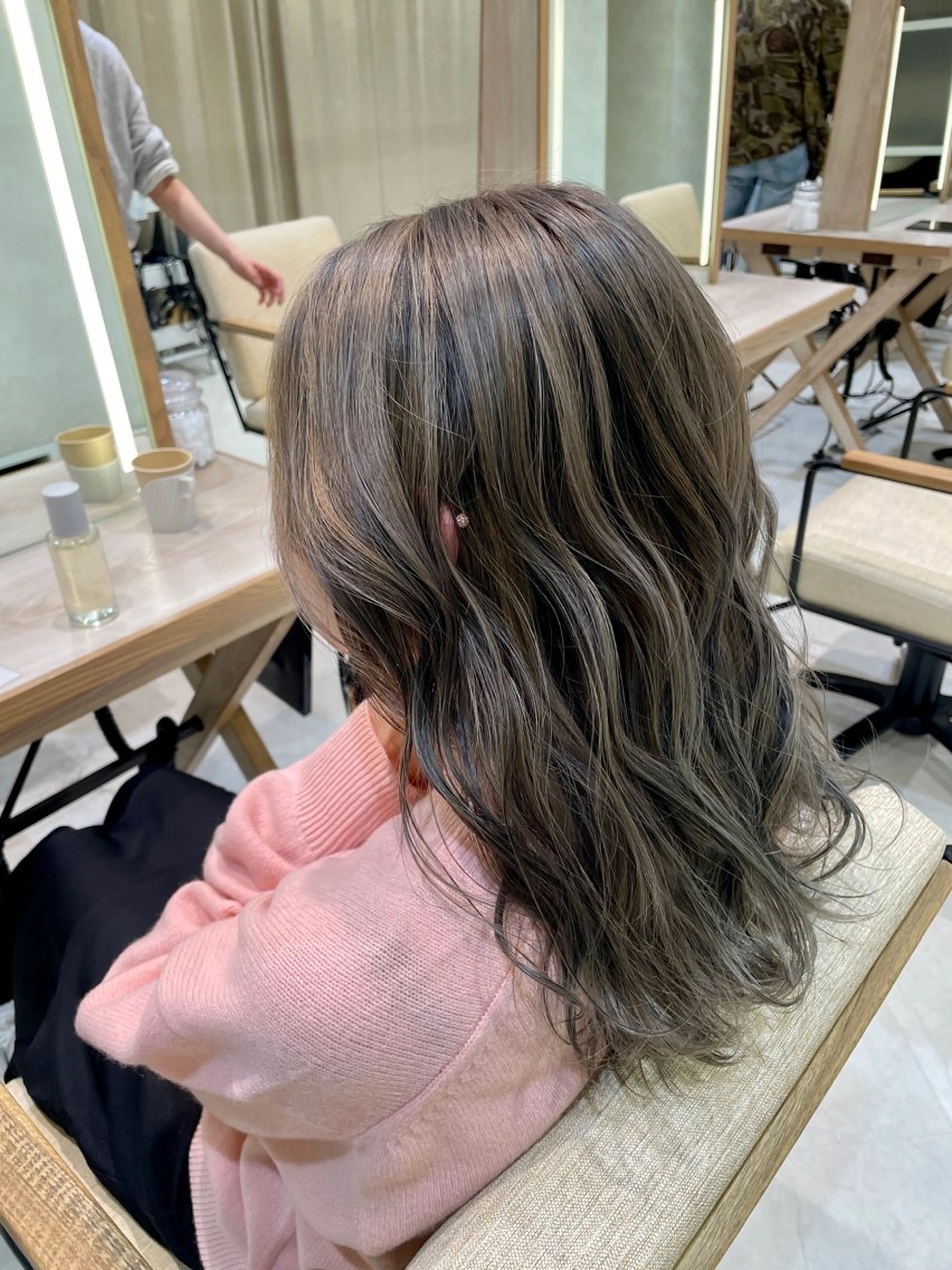 ミディアム カラー アッシュ アッシュグレー グレージュ ハイライトカラー ハイライト カラー/レイヤー/ 髪質改善/PAAQのヘアスタイル