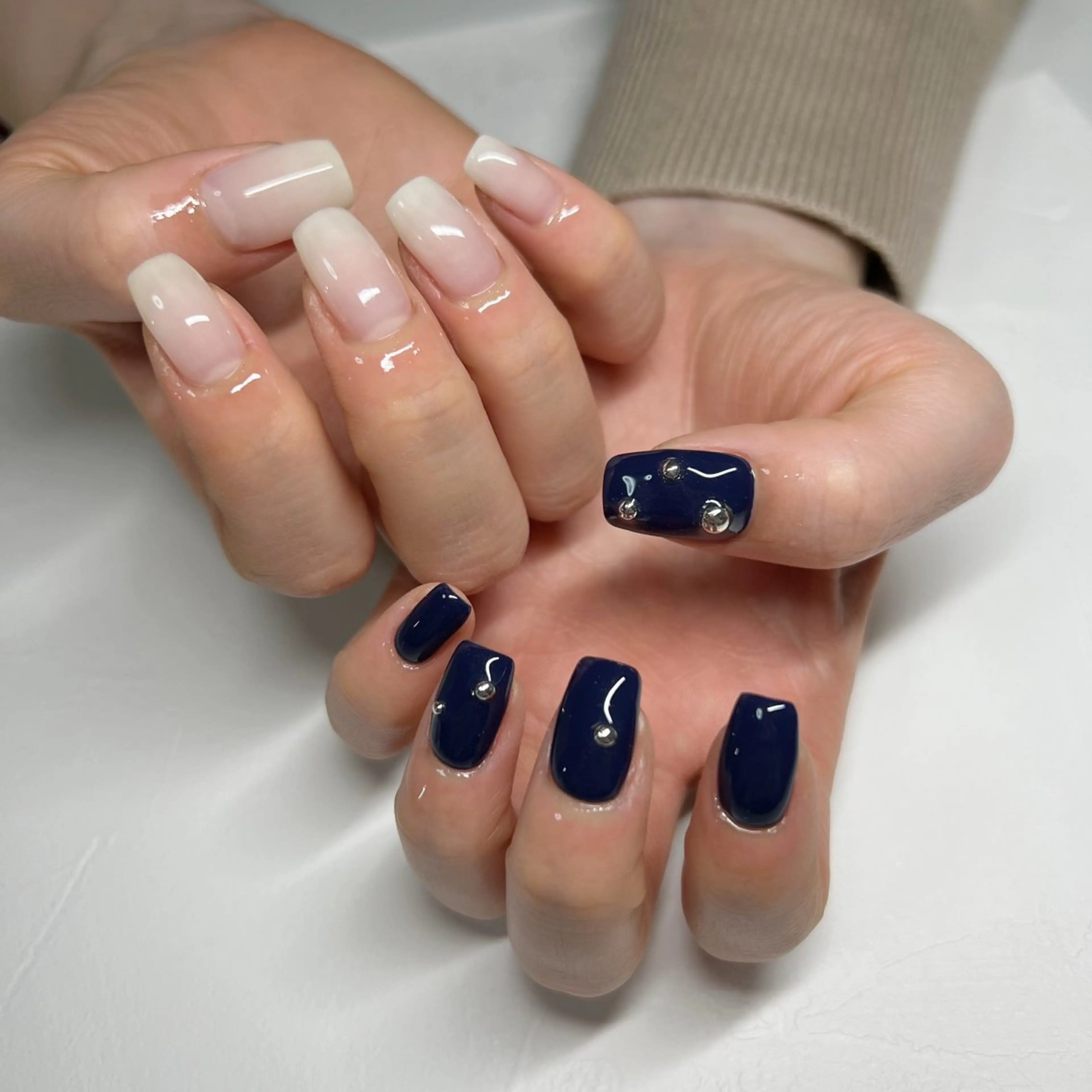 ネイル グラデーション ネイビー シルバー ハンドネイル 川端 京香のネイルデザイン
