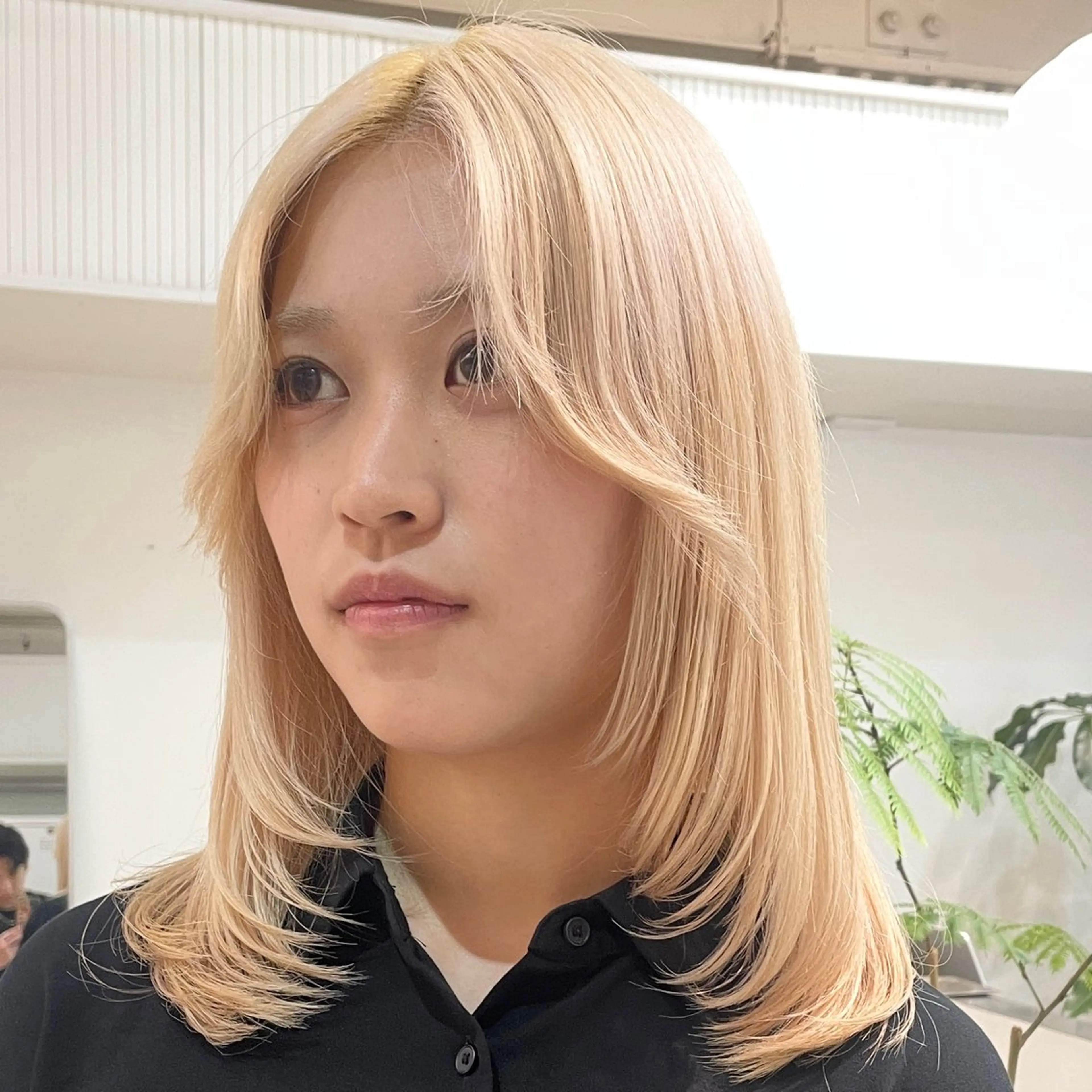 セミロング カラー ブロンド ホワイトブロンド 顔まわりレイヤー レイヤーカット ヘアカラー トリートメント ヘアセット meme原宿所属・ブロンド・ハイトーン ／遠藤将太のヘアスタイル