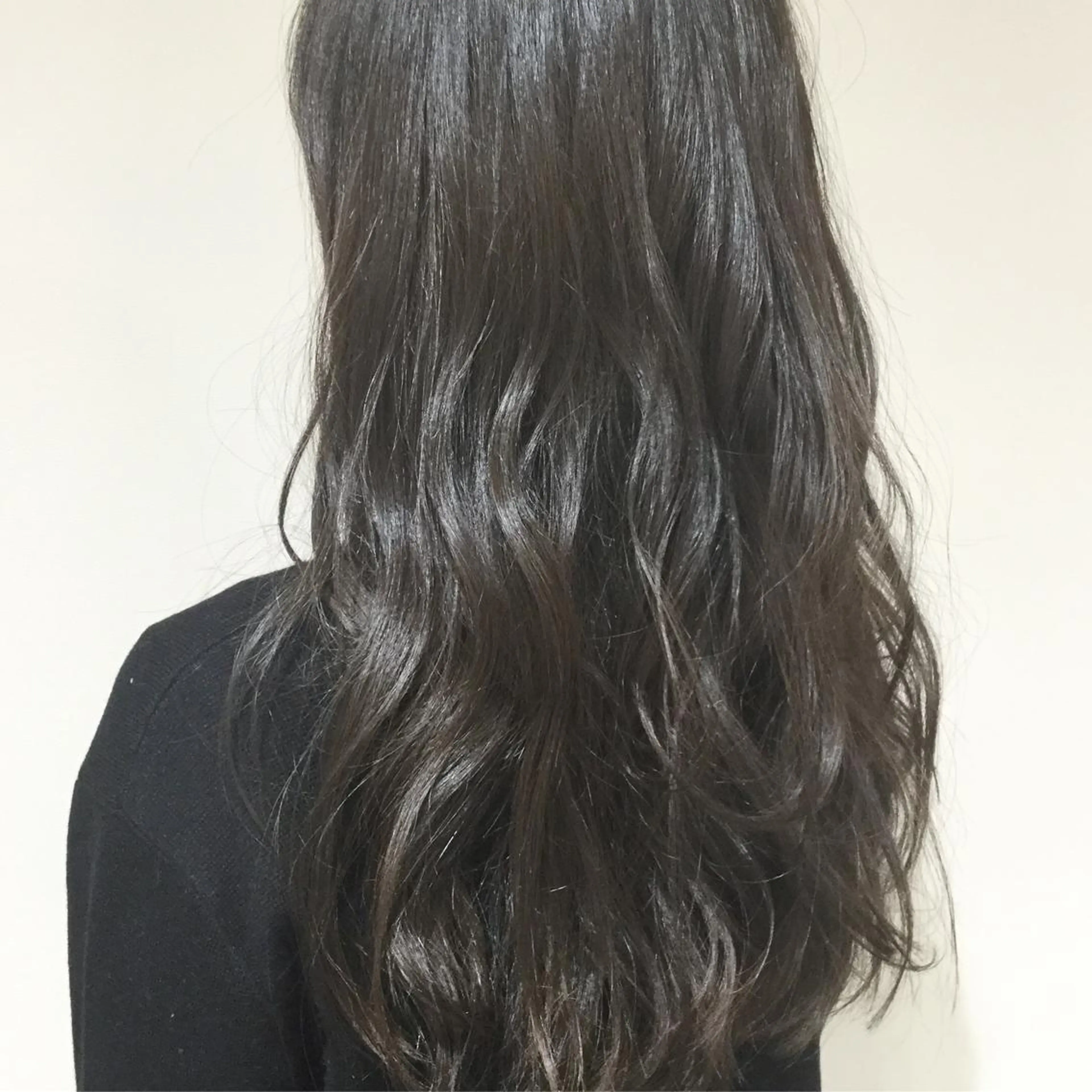 セミロング カラー アッシュ ダークアッシュ ハイライトカラー イルミナカラー ハイライト AMI Hair  supply所属・髪質改善カラー 韓国風レイヤーのヘアスタイル