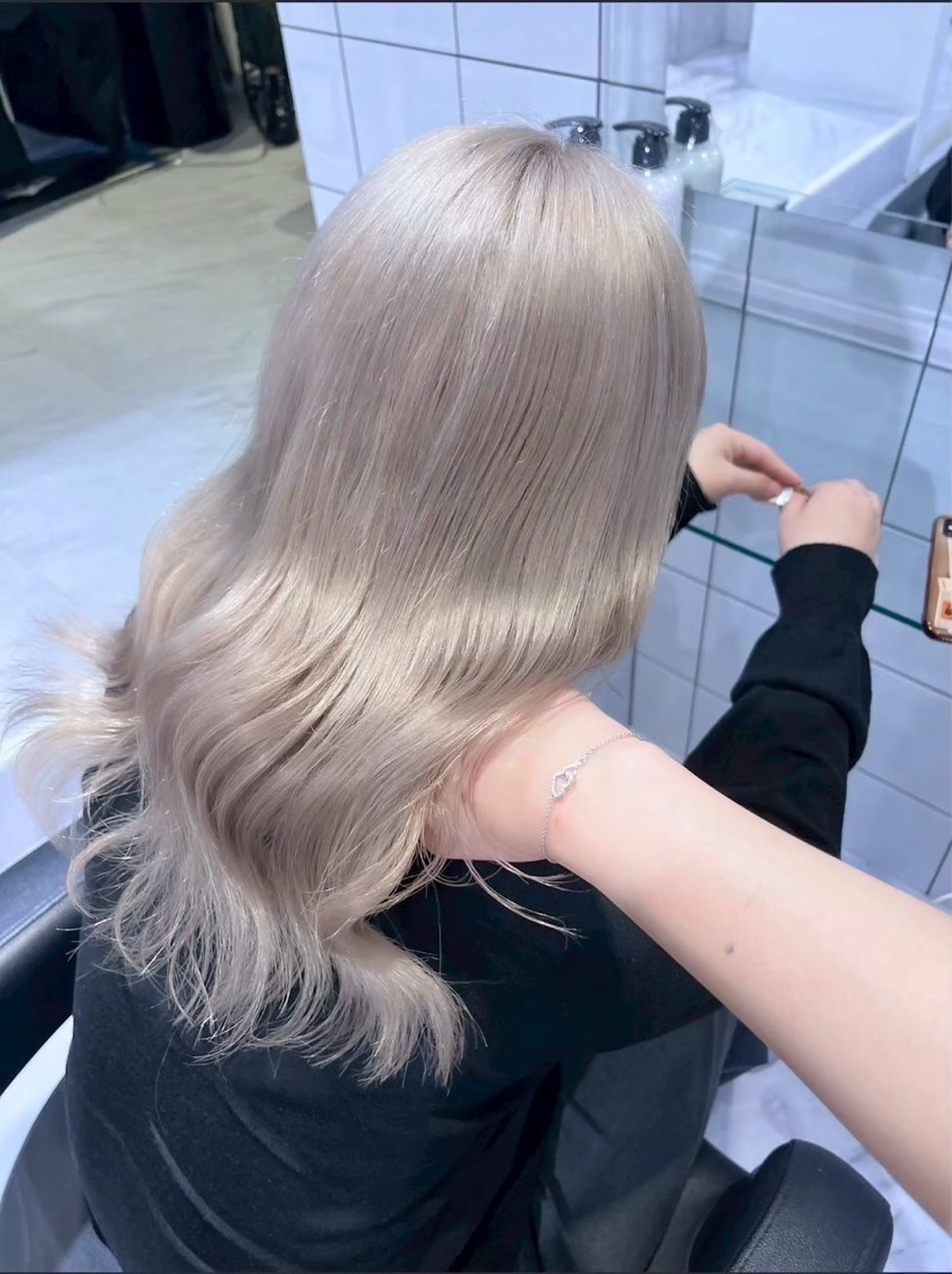 ロング カラー 🖤ハイトーン× レイヤー🖤SARAのヘアスタイル