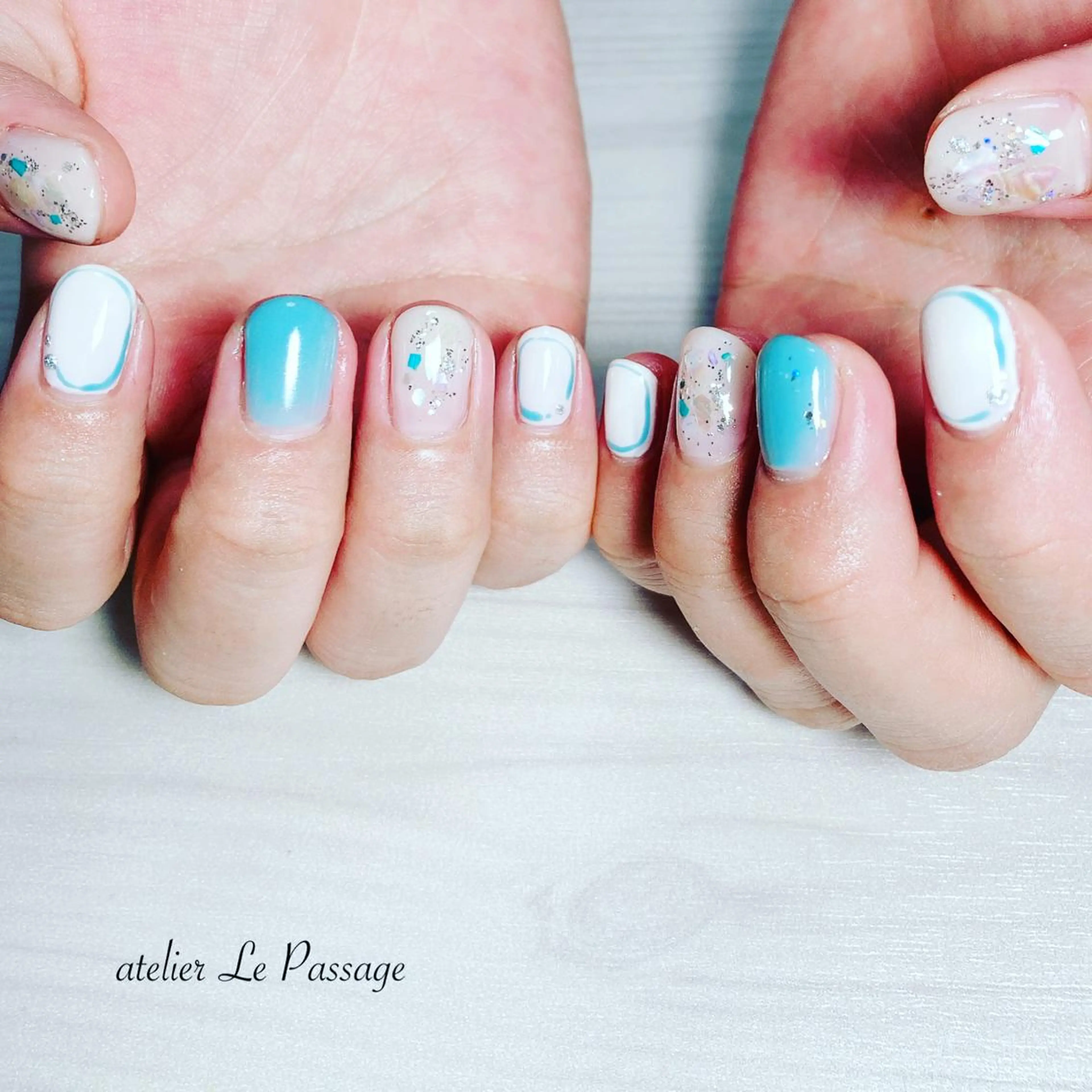 ネイル ジェルネイル ラメ(グリッター) 水色 ニュアンスネイル オフィスネイル Atelier Le Passage所属・h nakatsukaのネイルデザイン