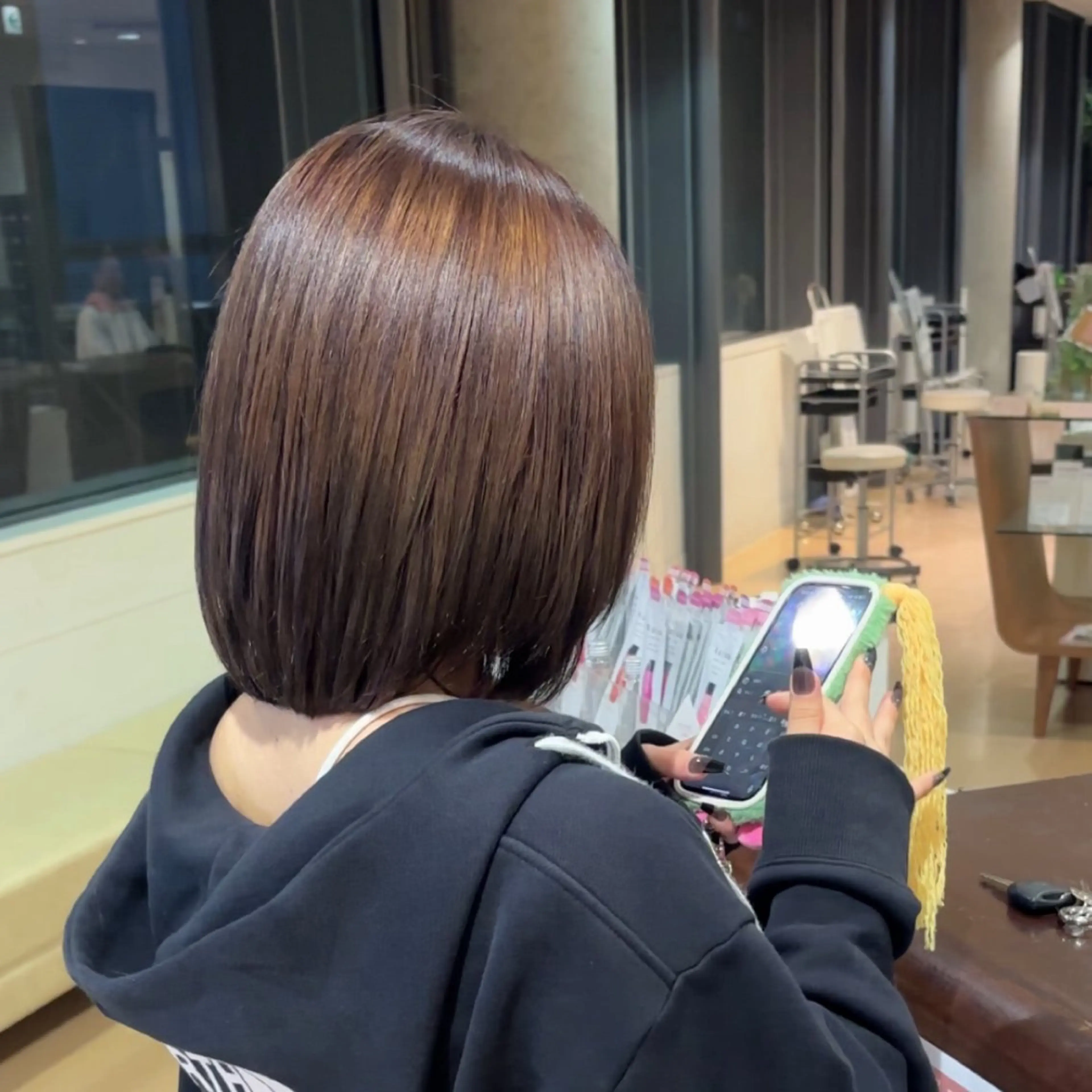 ショート カラー aura所属・CONAN｜レイヤー ボブ／ハイトーンのヘアスタイル