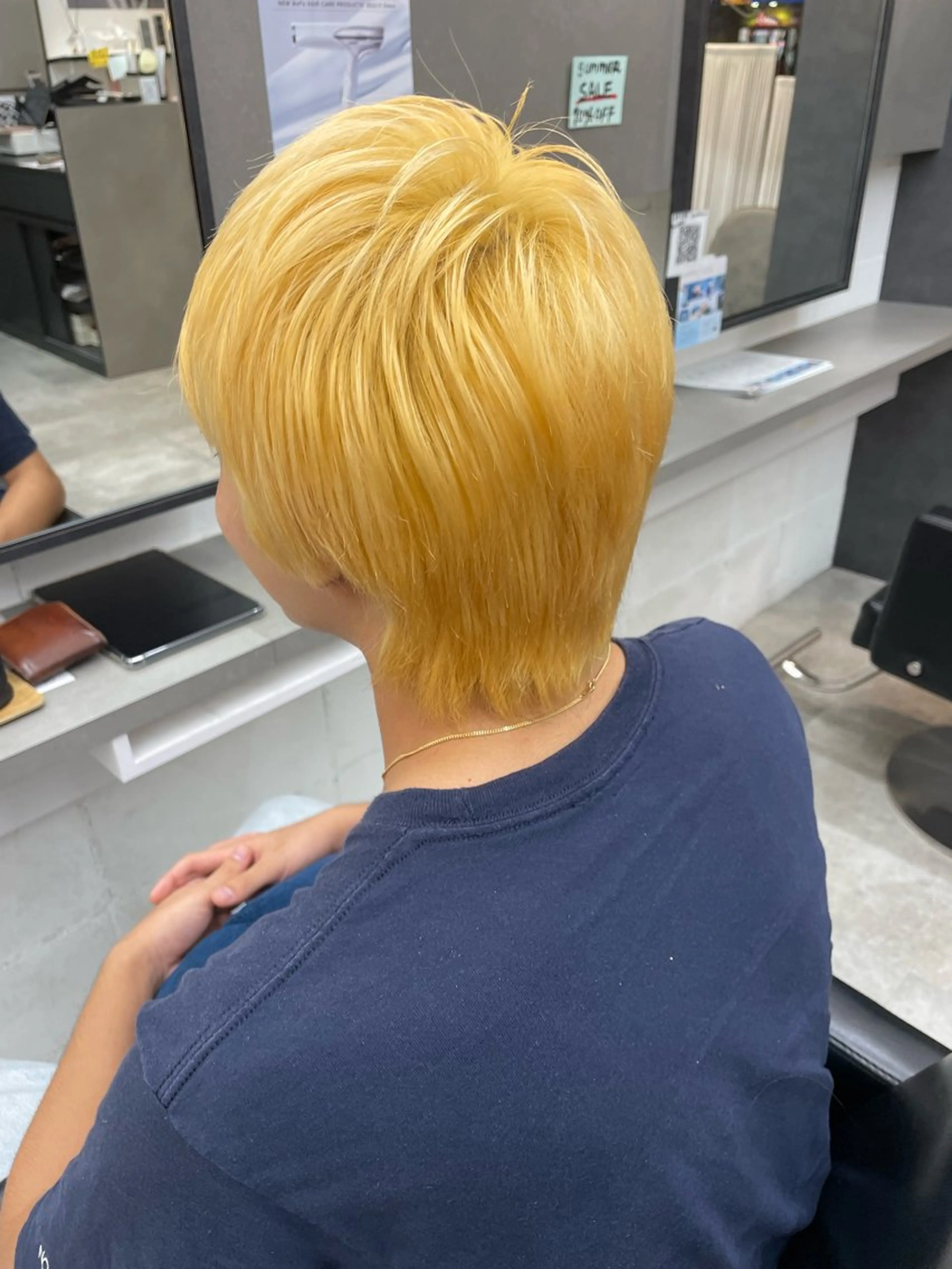 ショート カラー メンズ メンズブリーチ ブリーチ 抜きっぱなしブロンド ヘアカラー トリートメント mika｜ブルーカラ ー｜ハイトーンカラーのヘアスタイル