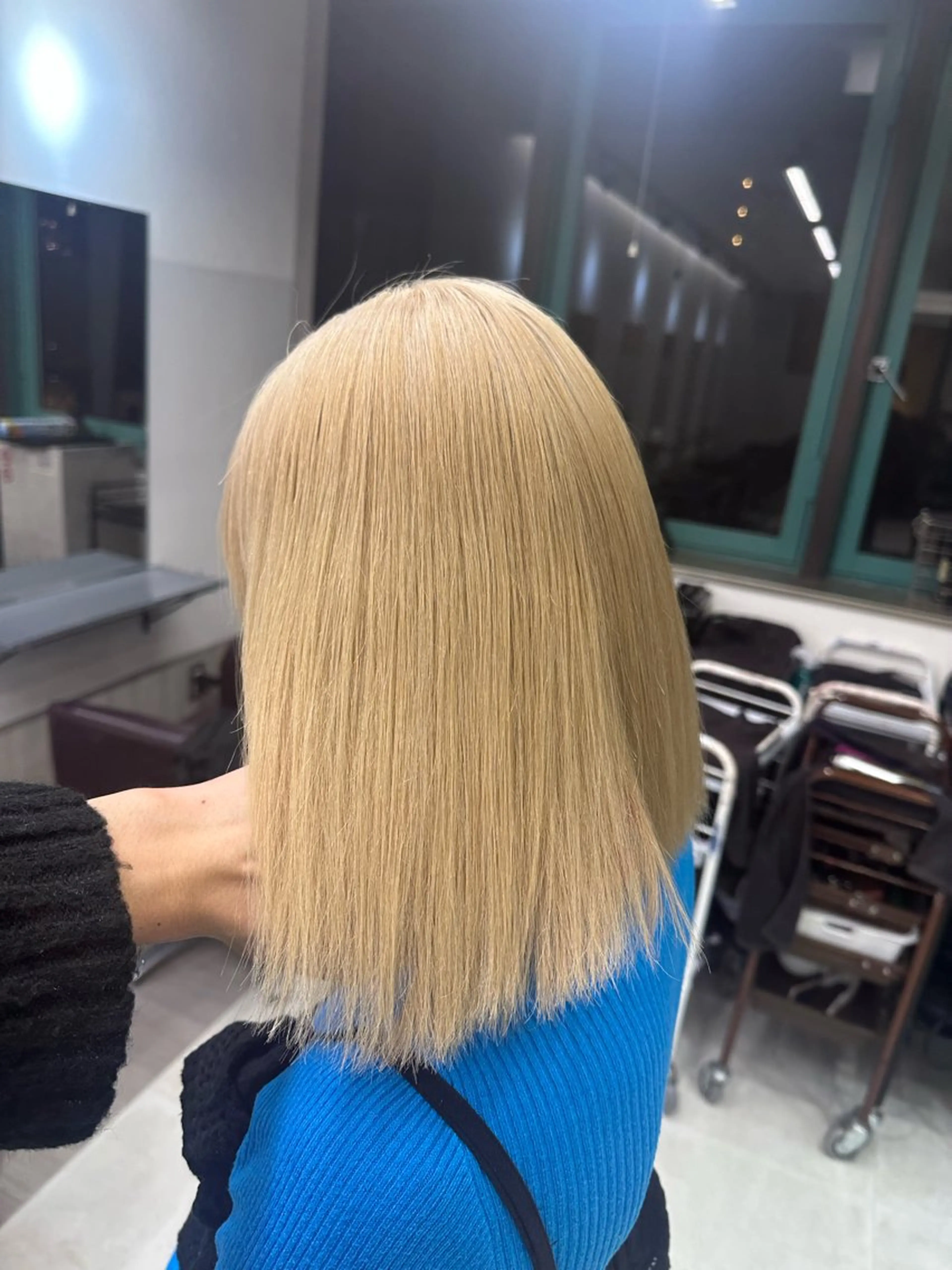 ミディアム カラー ブリーチ ブロンド ケアブリーチ 透明感カラー デザインカラー ヘアカラー 誠也/唯一無二の ルーツカラーのヘアスタイル