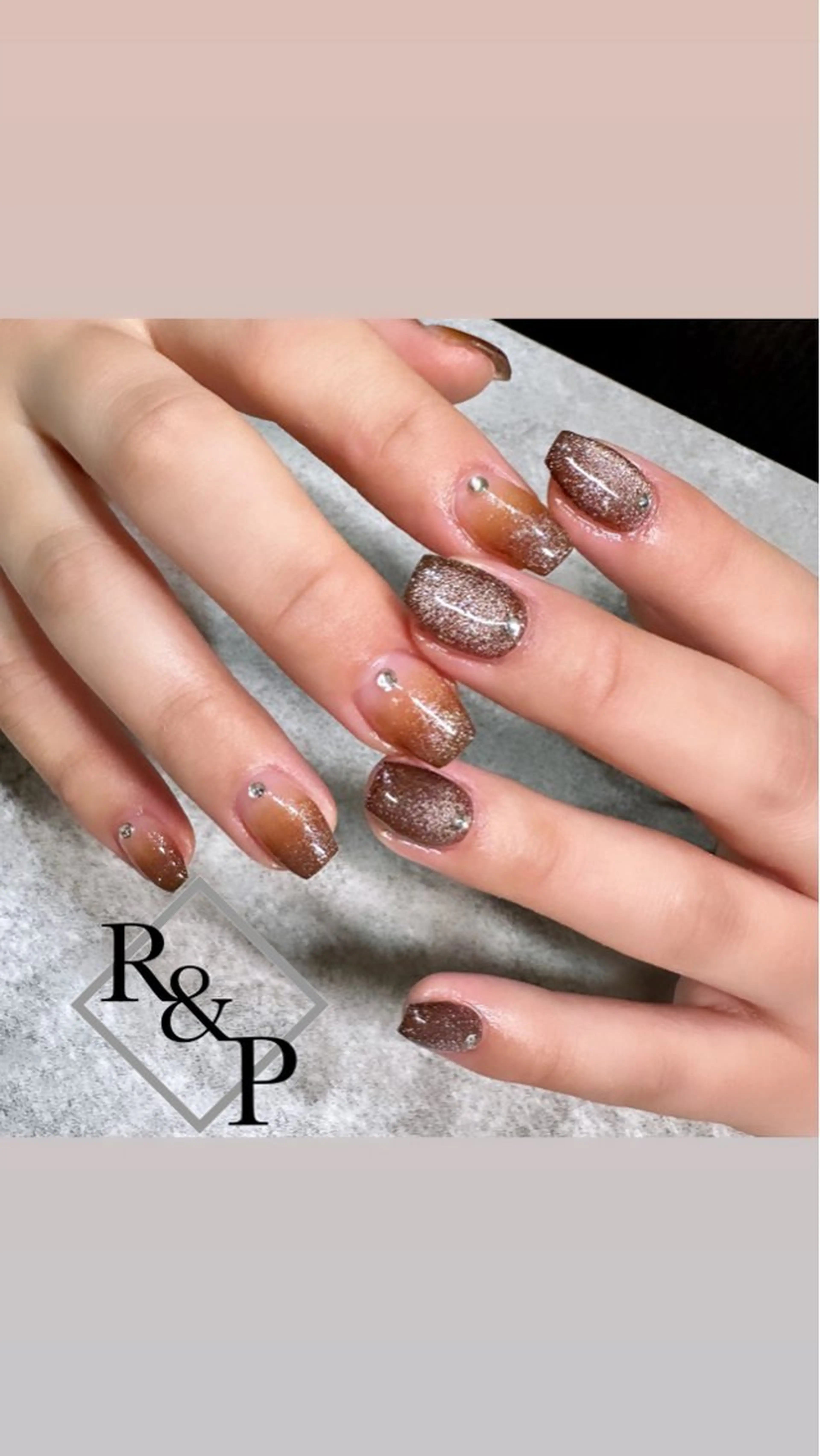 ネイル ブラウン グラデーション キラキラネイル マグネットネイル RandP ｰikumiのネイルデザイン