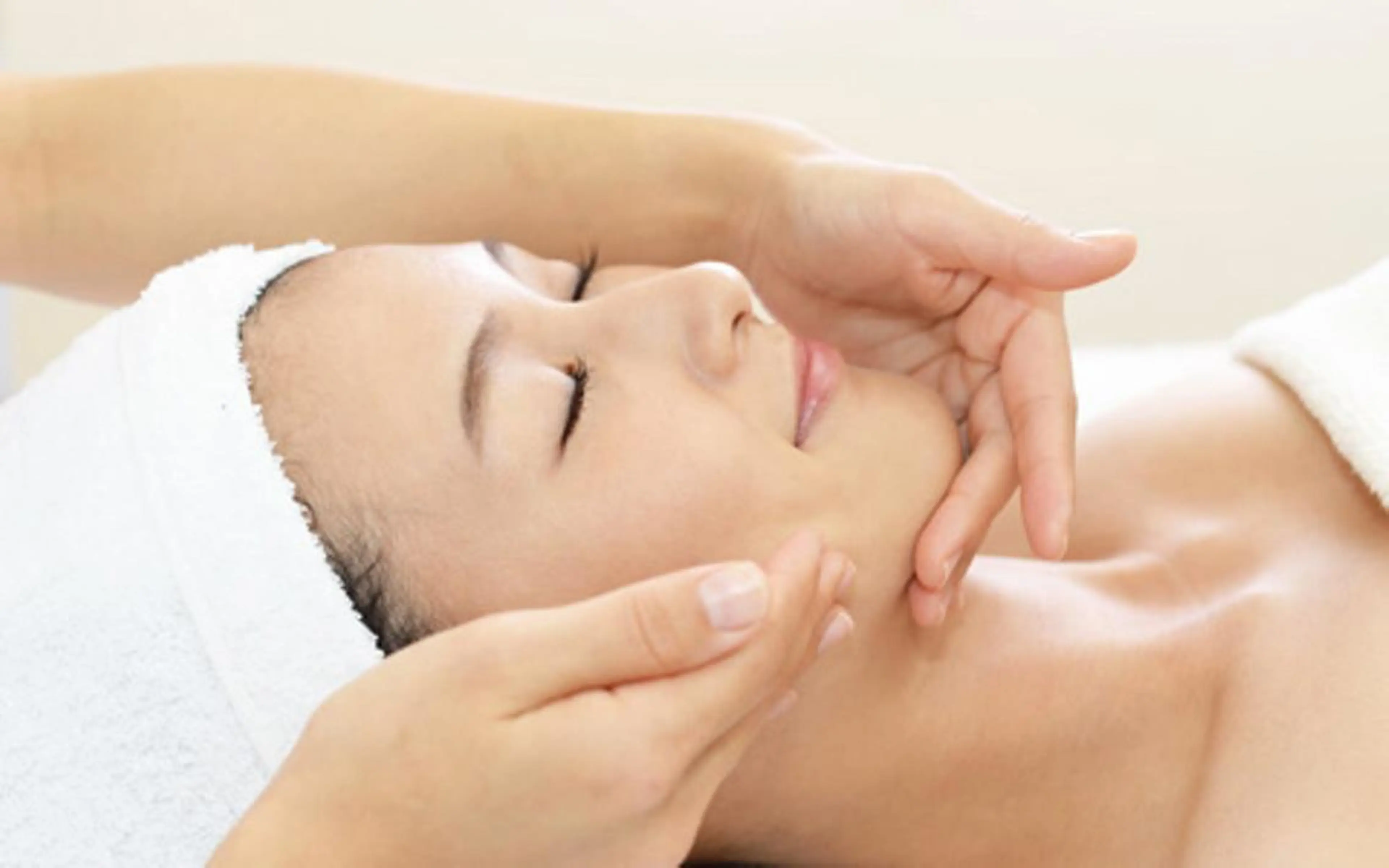 【美白◎美肌フェイシャルエステ】敏感肌の方や、くすみなどのお悩みの方にオススメ☆［無添加化粧品使用]デコルテマッサージ付の写真