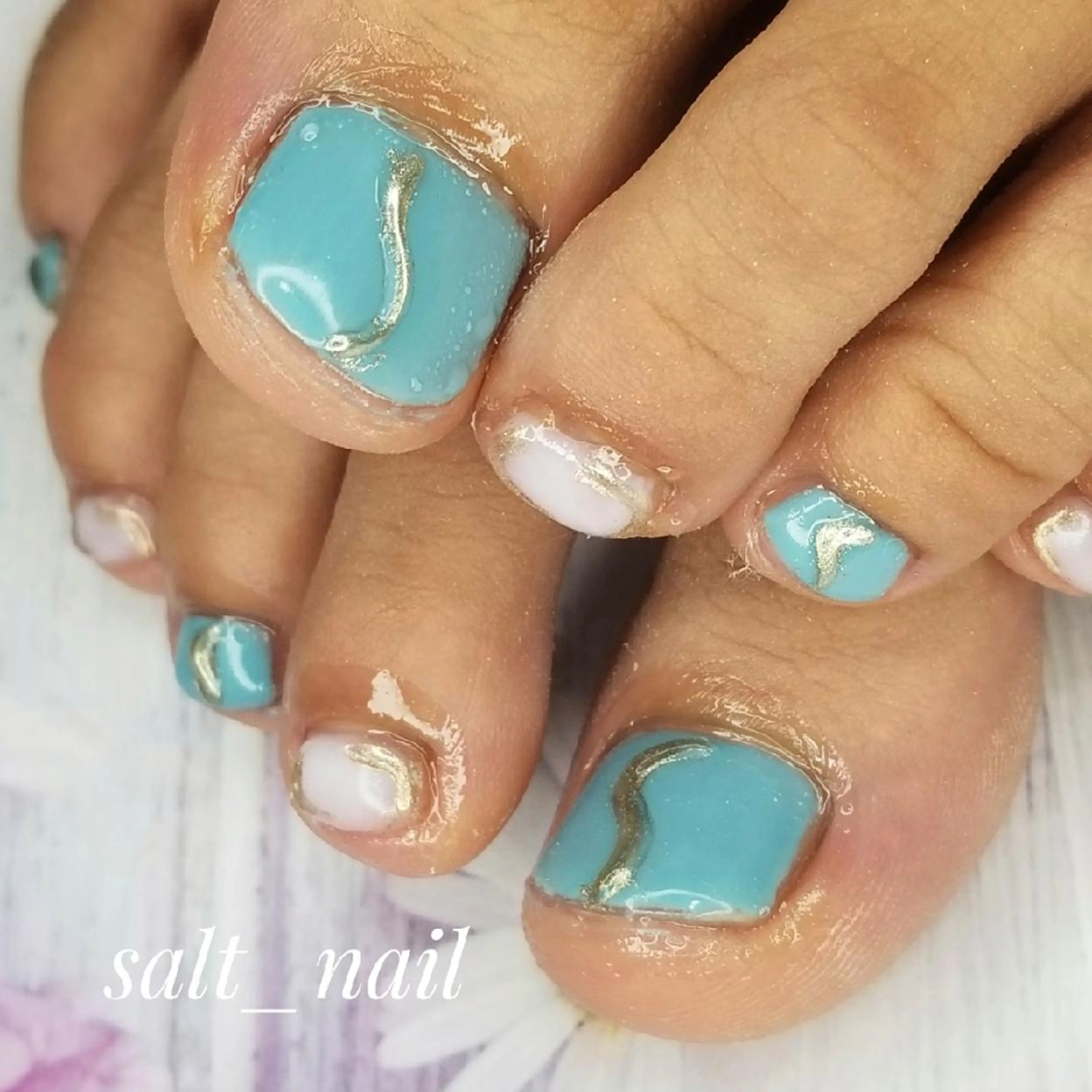 ネイル ブルー フットネイル ミラーネイル ホワイト 個人サロン saltnailのネイルデザイン