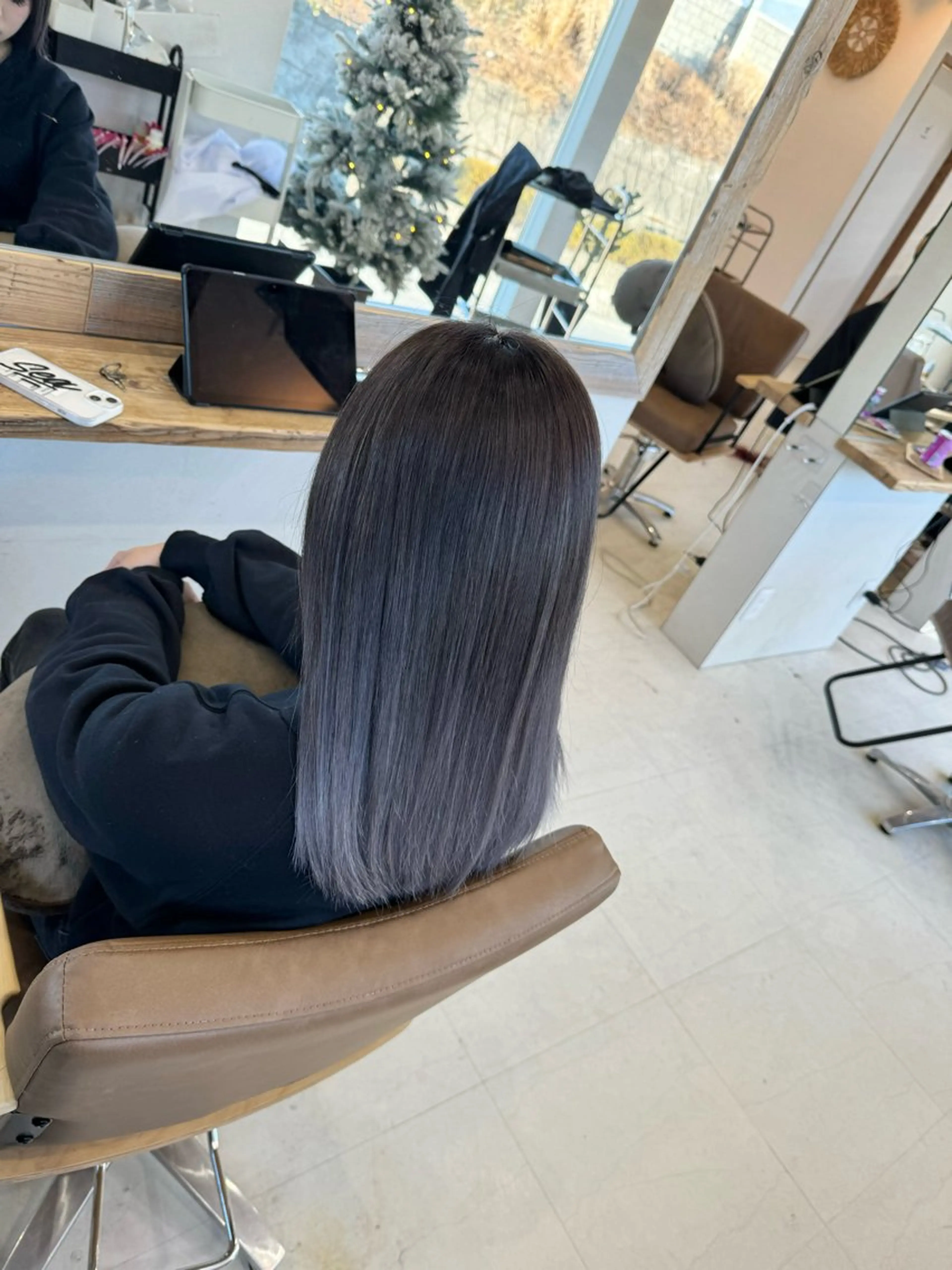 セミロング レイヤーカット ヘアカラー アルーナビューティデザイン所属・鈴木 妃帆未のヘアスタイル