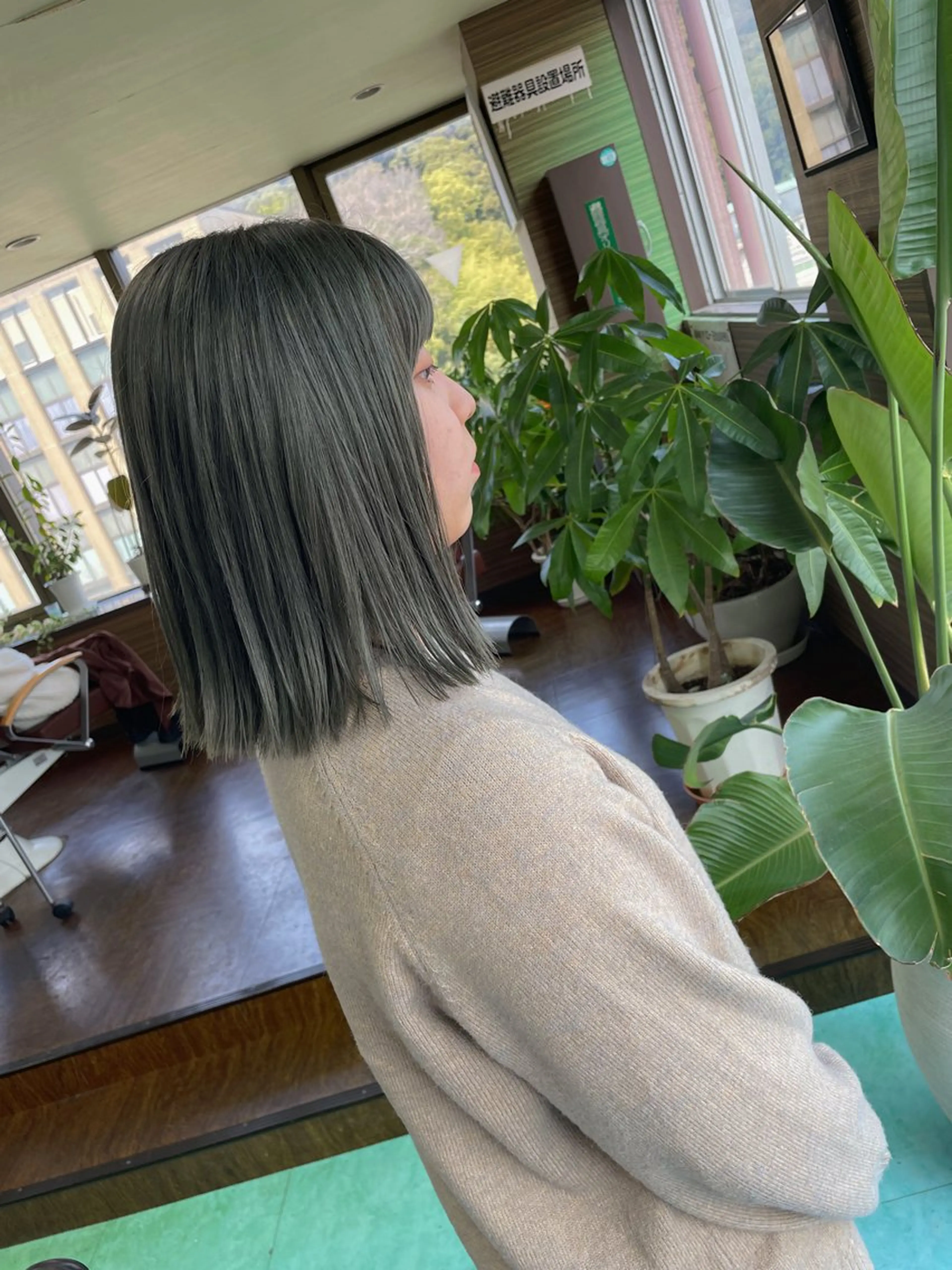 ミディアム カラー ブリーチ オリーブカラー シルバー ヘアカラー 土居 正季のヘアスタイル