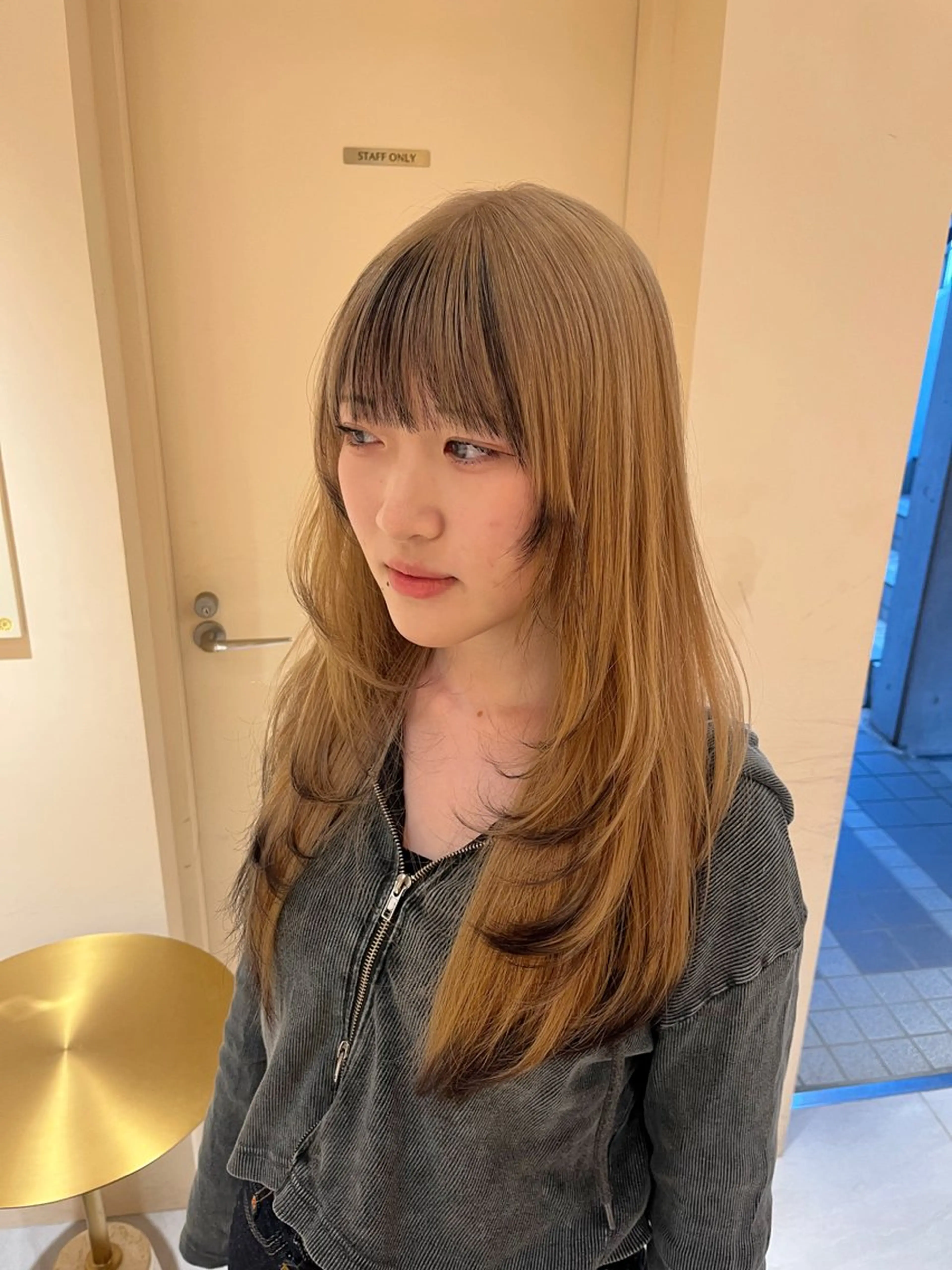 ロング カラー ブリーチ デザインカラー ヘアカラー トリートメント ナミ🩶暗髪/暖色 ❤️/透明感/縮毛のヘアスタイル