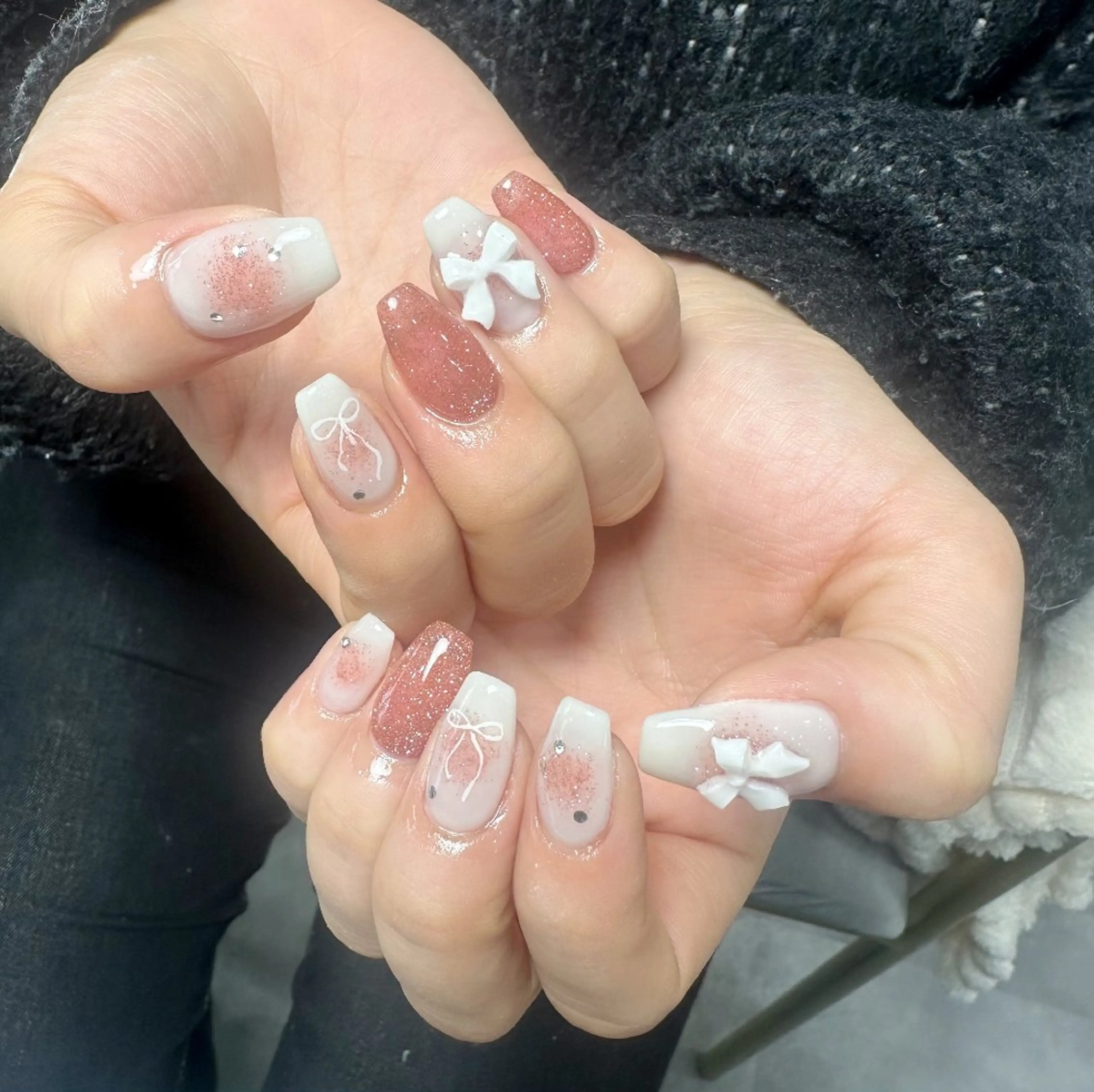 ネイル チークネイル 長さ出し フレンチネイル ジェルネイル キラキラネイル ハンドネイル UM Nail Salonのネイルデザイン