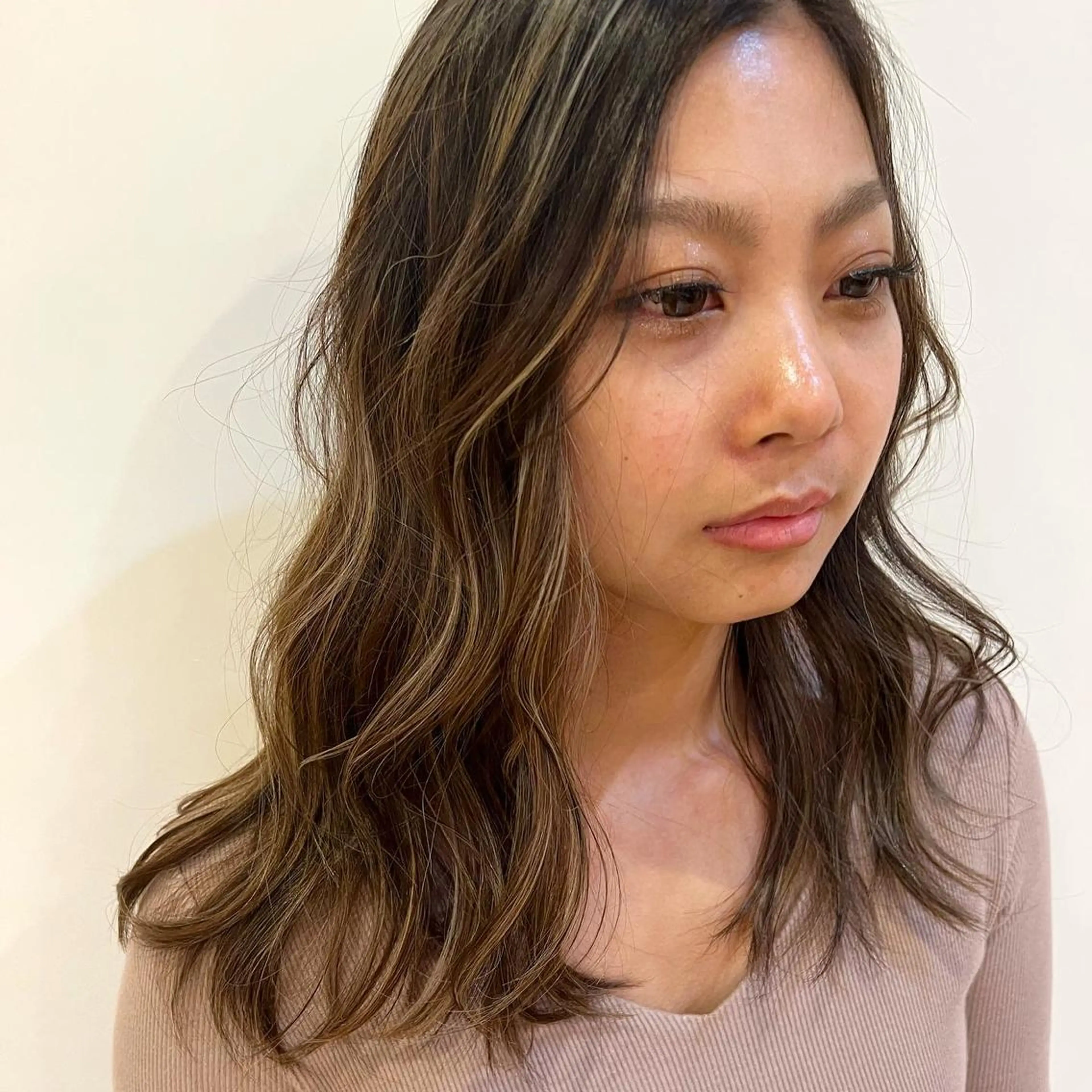 セミロング ハイライト rino🤍 恵比寿レイヤーカットのヘアスタイル