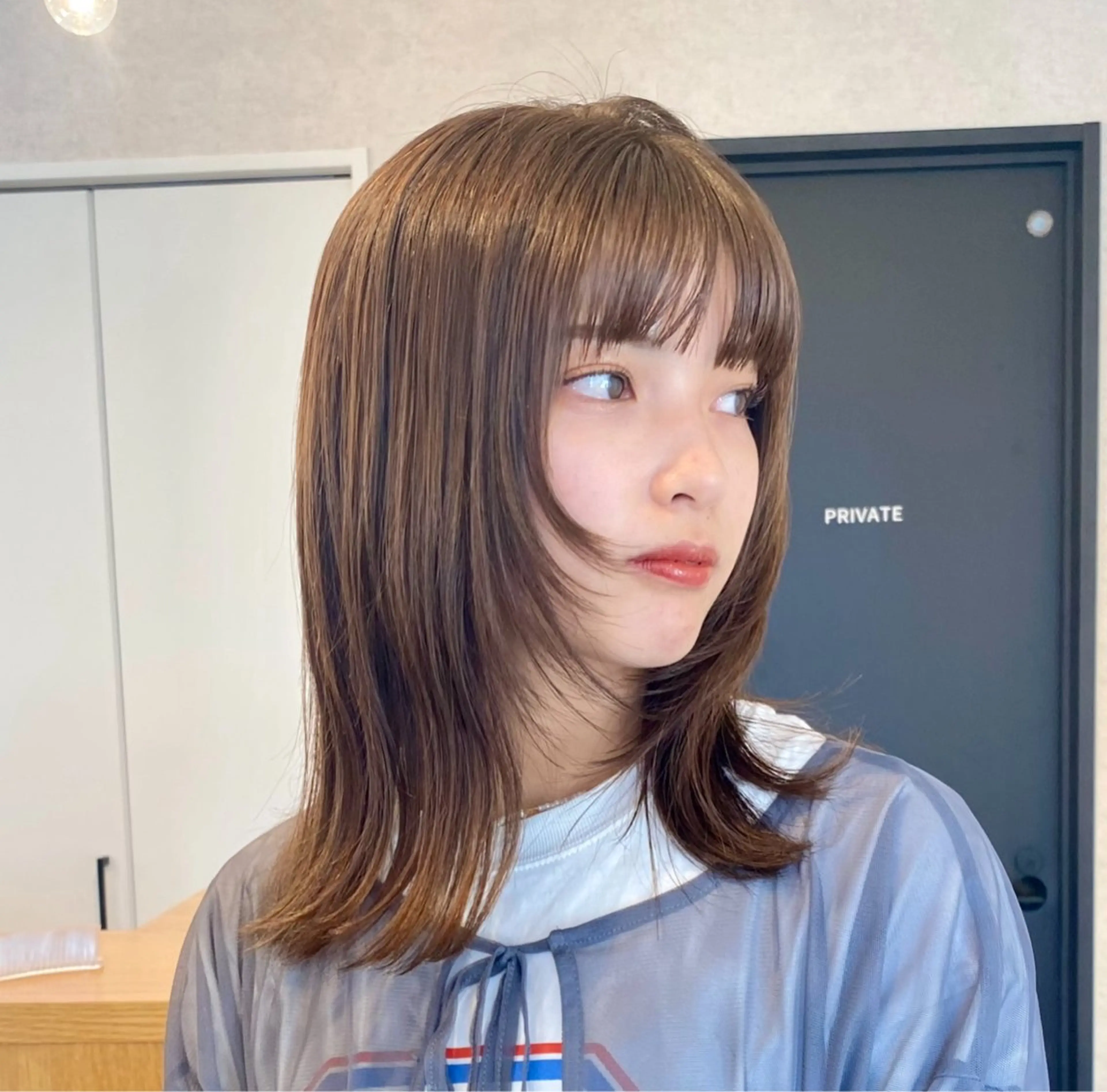 ミディアム カラー 顔まわりレイヤー レイヤーカット ネヅ カオルのヘアスタイル