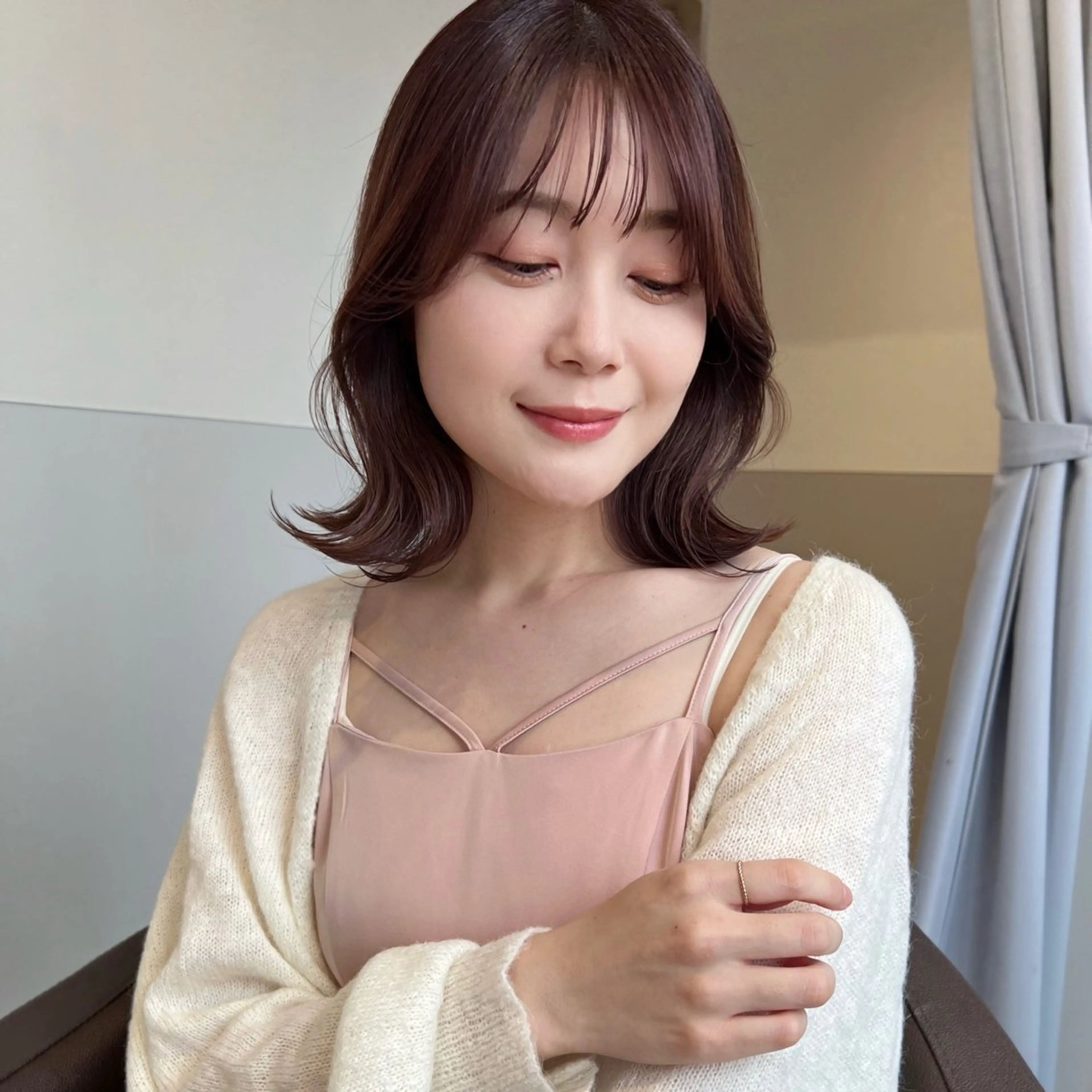 ミディアム ボブ くびれヘア 外ハネヘア カット ヘアカラー トリートメント 韓国モテhair🍑 momoのヘアスタイル