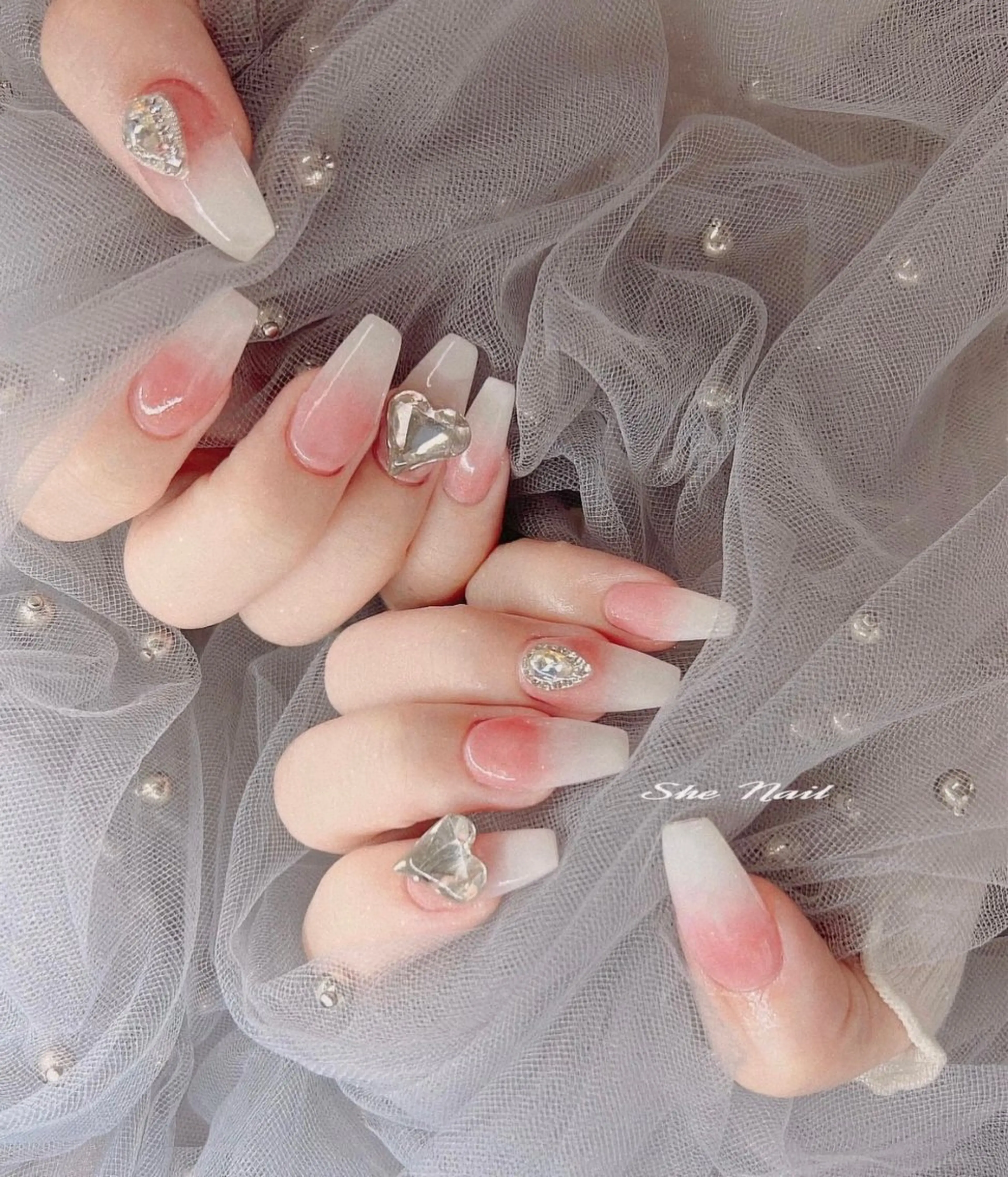 ネイル チークネイル 長さ出し フレンチネイル ガラスフレンチ グラデーション ハンドネイル She Nail所属・ISA_ BELLAのネイルデザイン