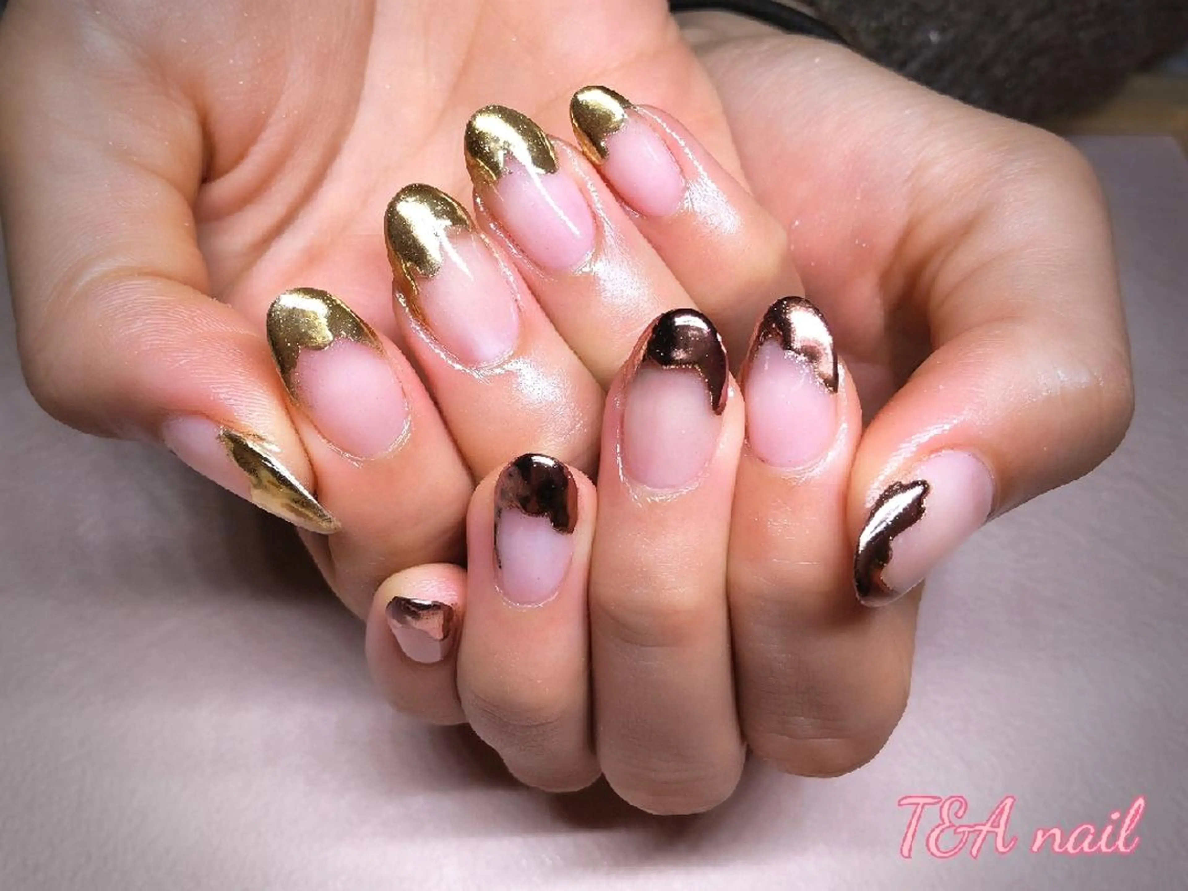 ミディアム ネイル 長さ出し ジェルネイル ゴールド ニュアンスネイル ピンク ハンドネイル T&A nailのネイルデザイン