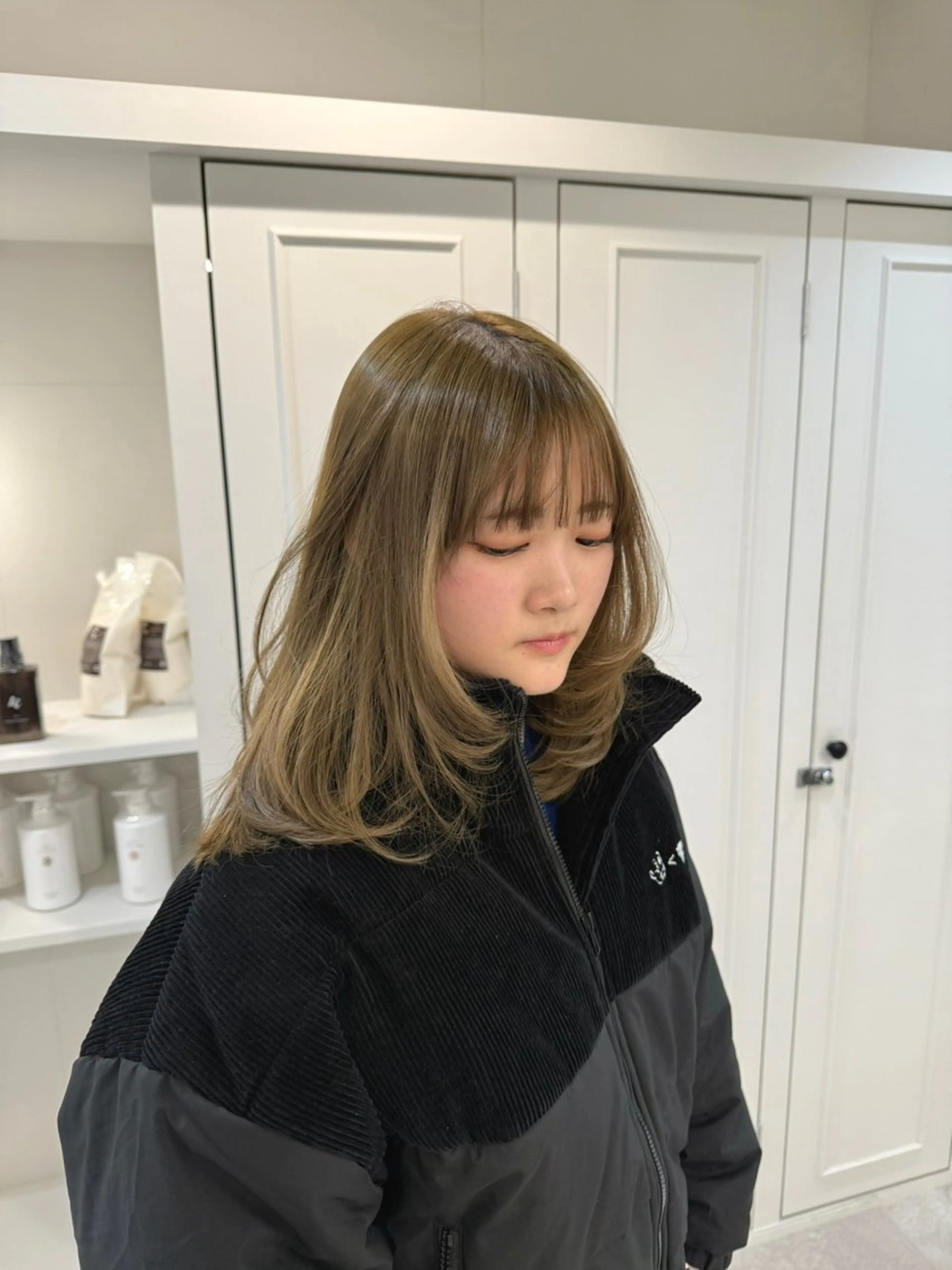 セミロング カラー ヘアアレンジ ブリーチ ケアブリーチ グレージュ ミルクティーグレージュ レイヤーカット SALOWIN京都河原町Suite店所属・外国人風レイヤー/ ハイトーンSHUのヘアスタイル