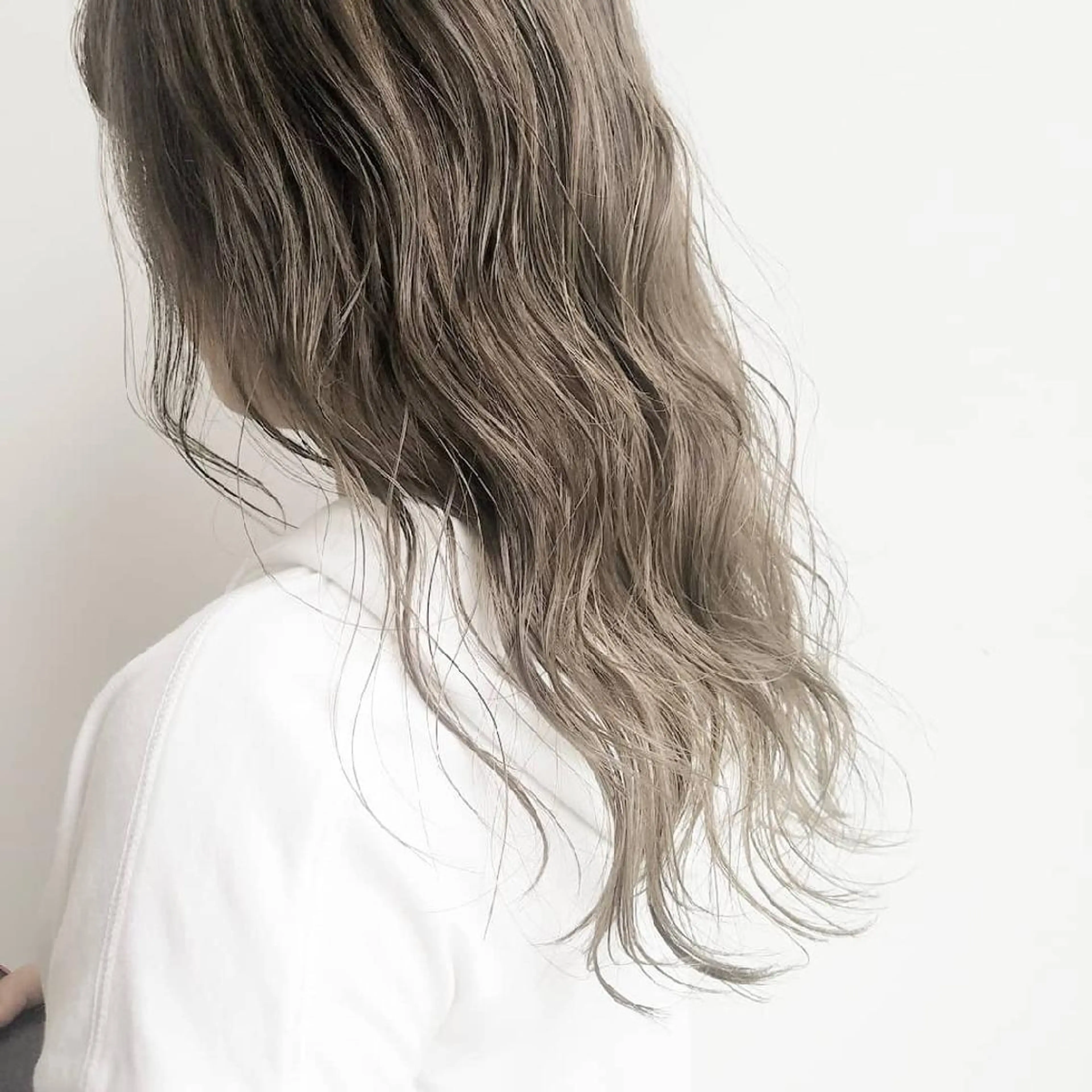 カラー ミディアム ヘアアレンジ ベージュカラー ミルクティーベージュ iplus✴ まつげ、眉毛、耳つぼのマツエク・マツパデザイン