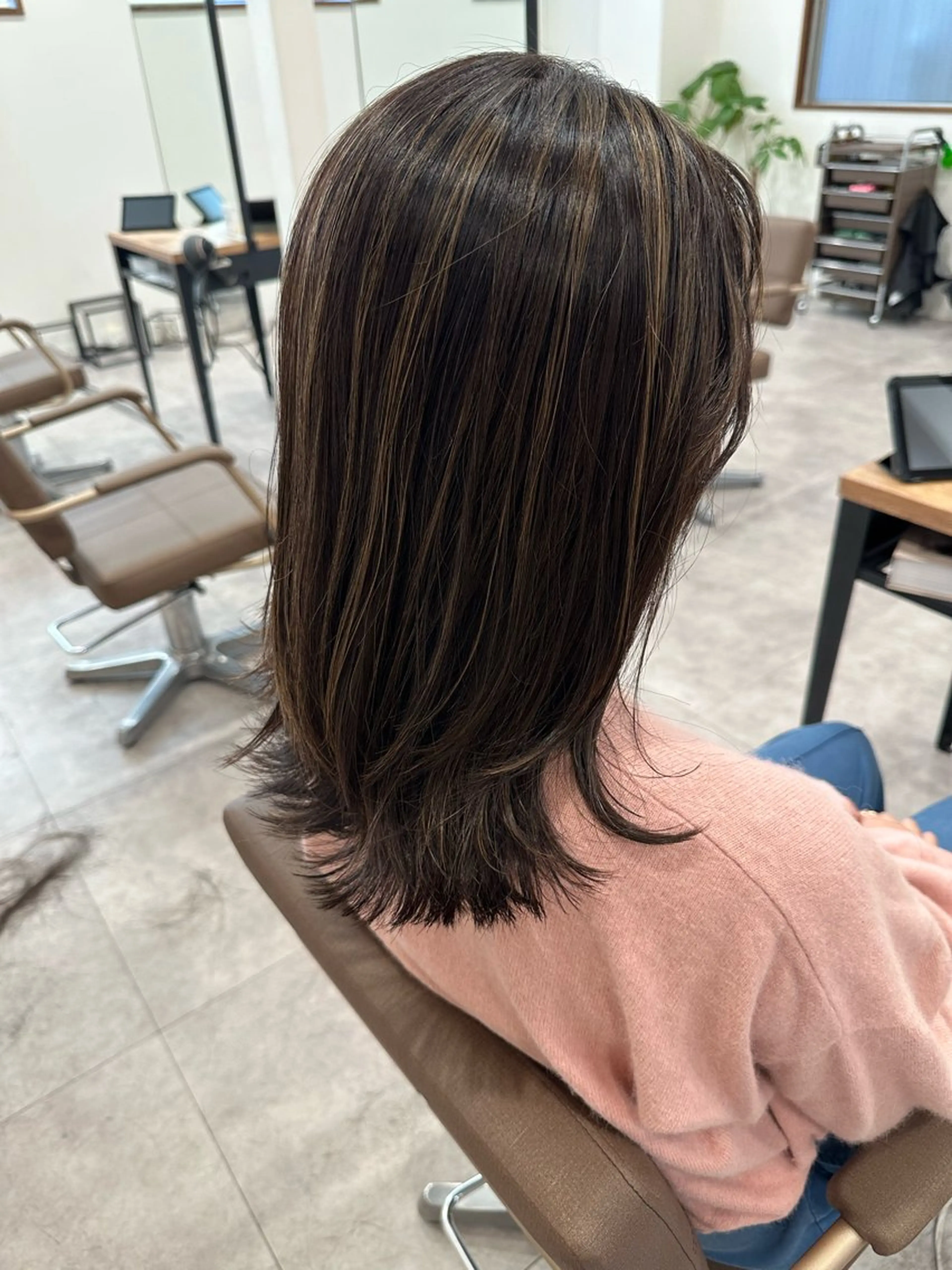 セミロング カラー ハイライトカラー ハイライト カット ヘアカラー 白髪ぼかしハイライト レイヤー川口　元気のヘアスタイル