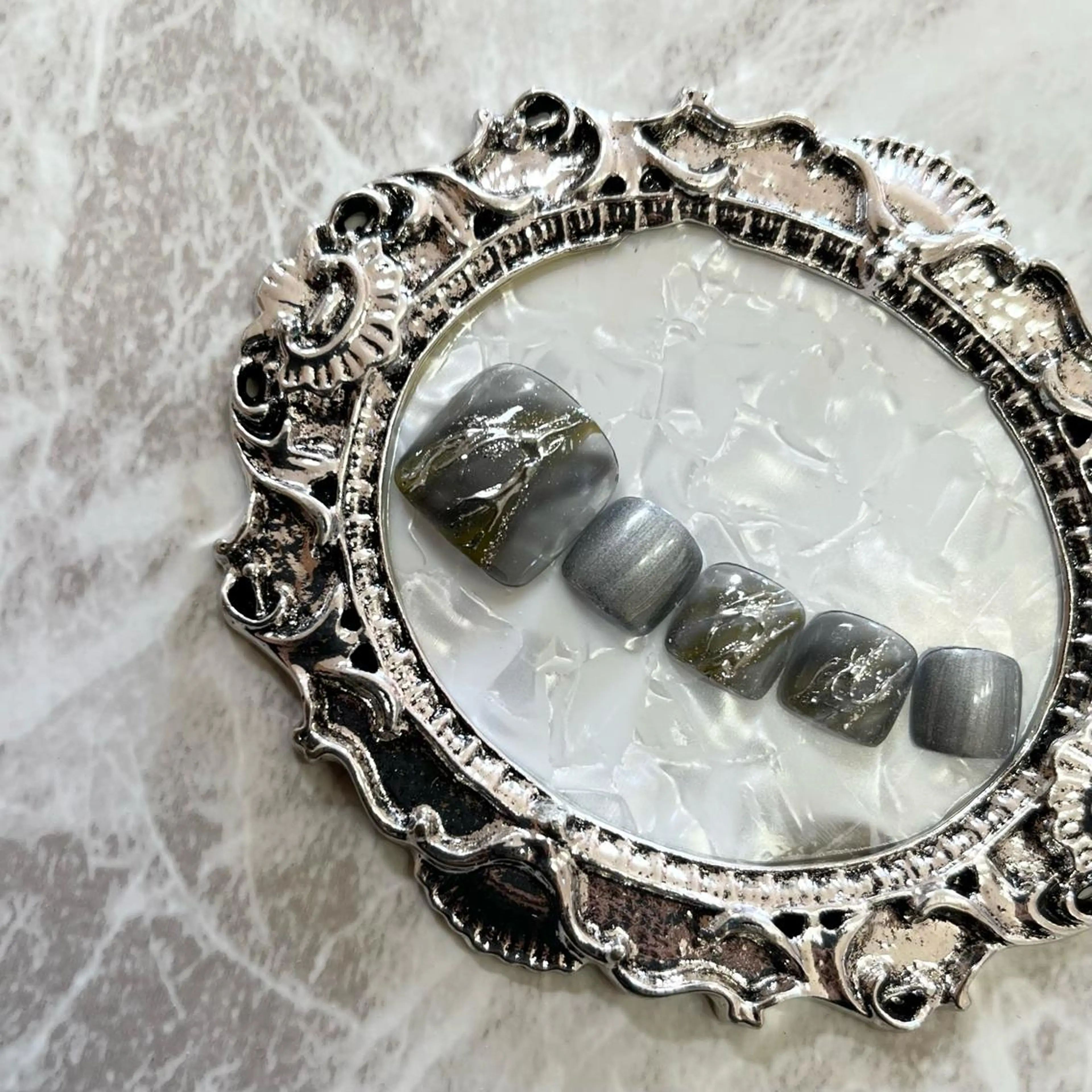 ネイル フットネイル フレンチネイル ジェルネイル ラメ(グリッター) ラメグラデーション NEO Beauty Salon所属・𝐍𝐄𝐎 𝐉𝐔𝐑𝐈のネイルデザイン