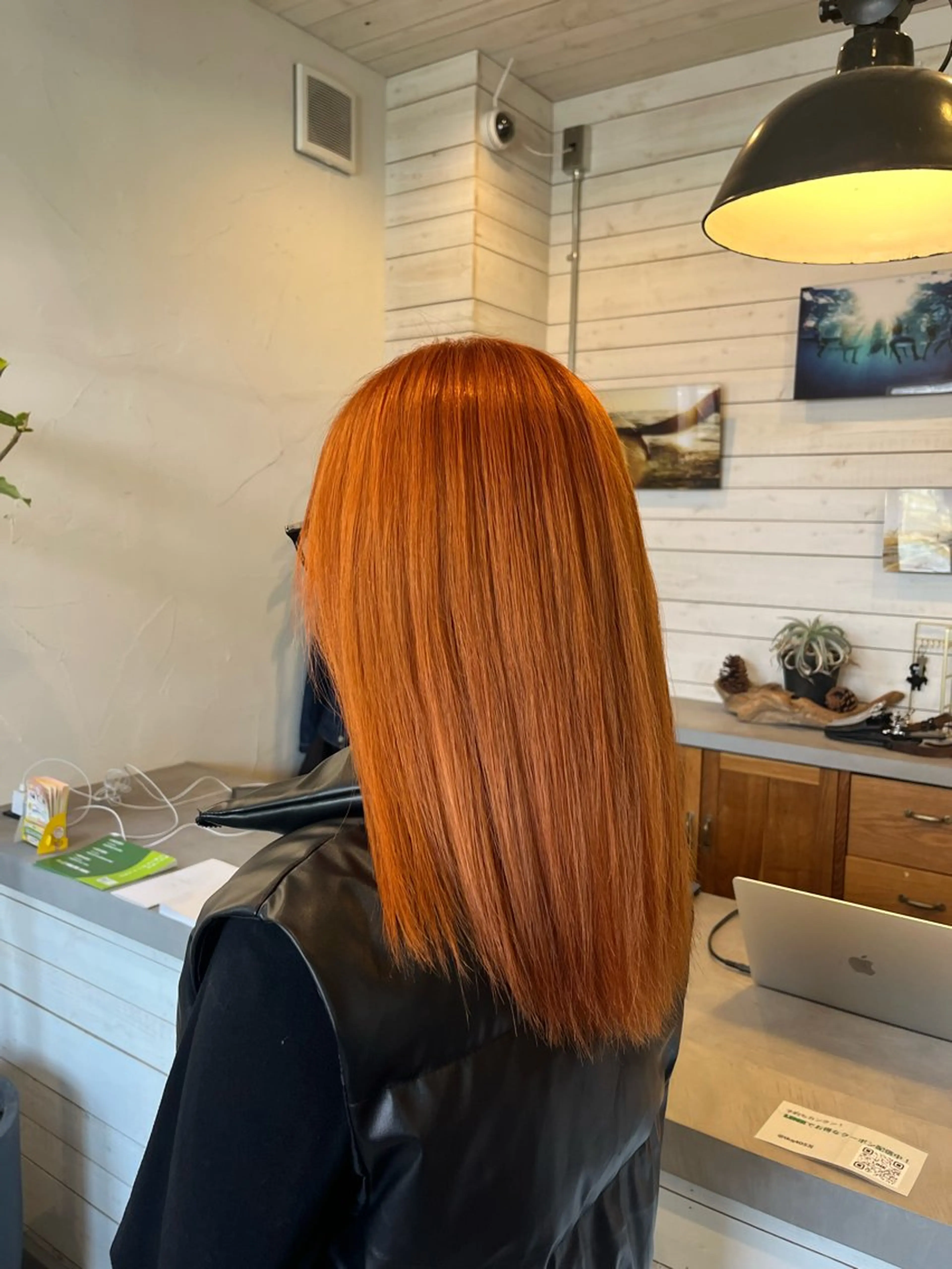 セミロング カラー ブリーチ オレンジ LEASH リーシュ所属・石井 さくらのヘアスタイル