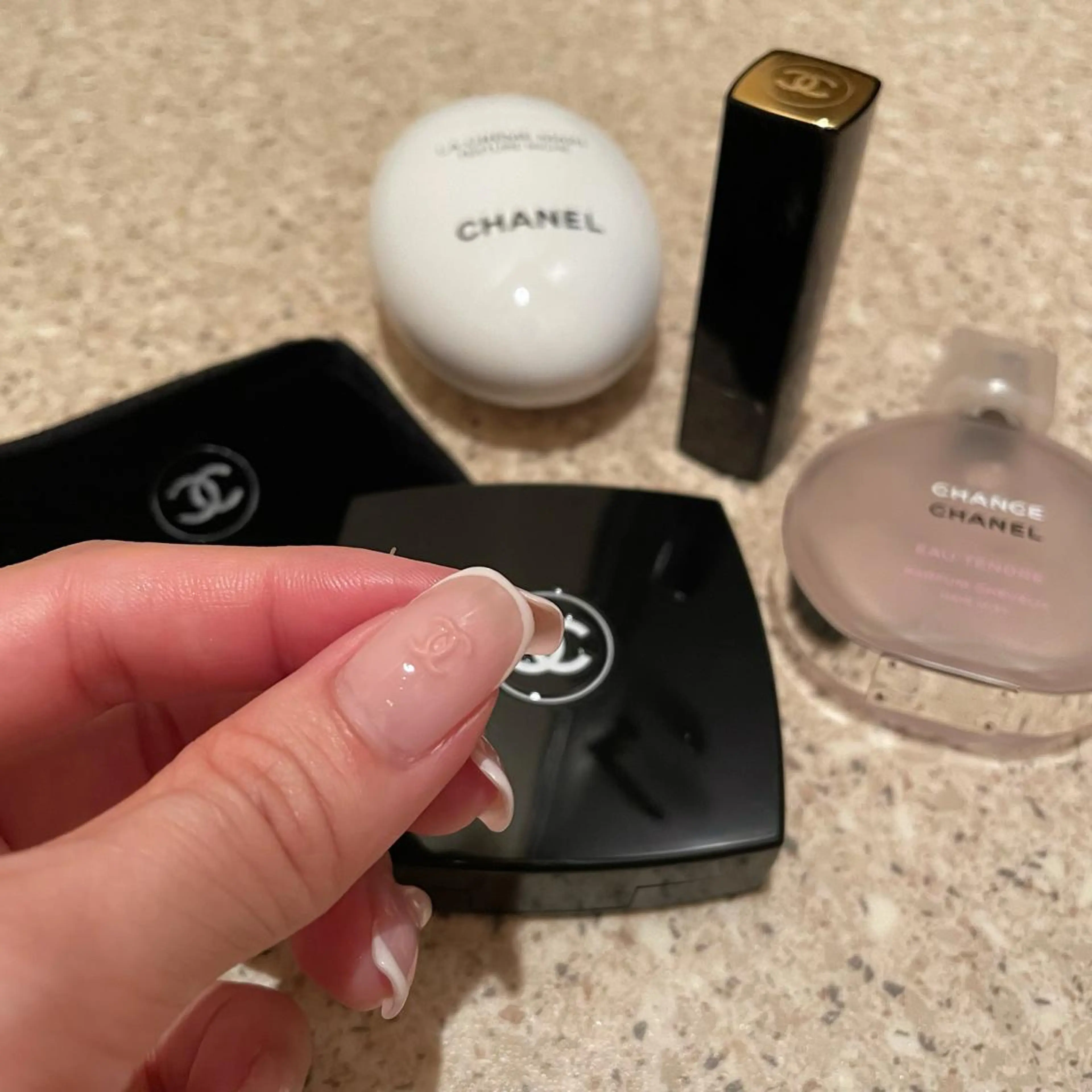 ネイル ハンドネイル 𝘙𝘪𝘰𝘯𝘢 ...🕯🤍のネイルデザイン