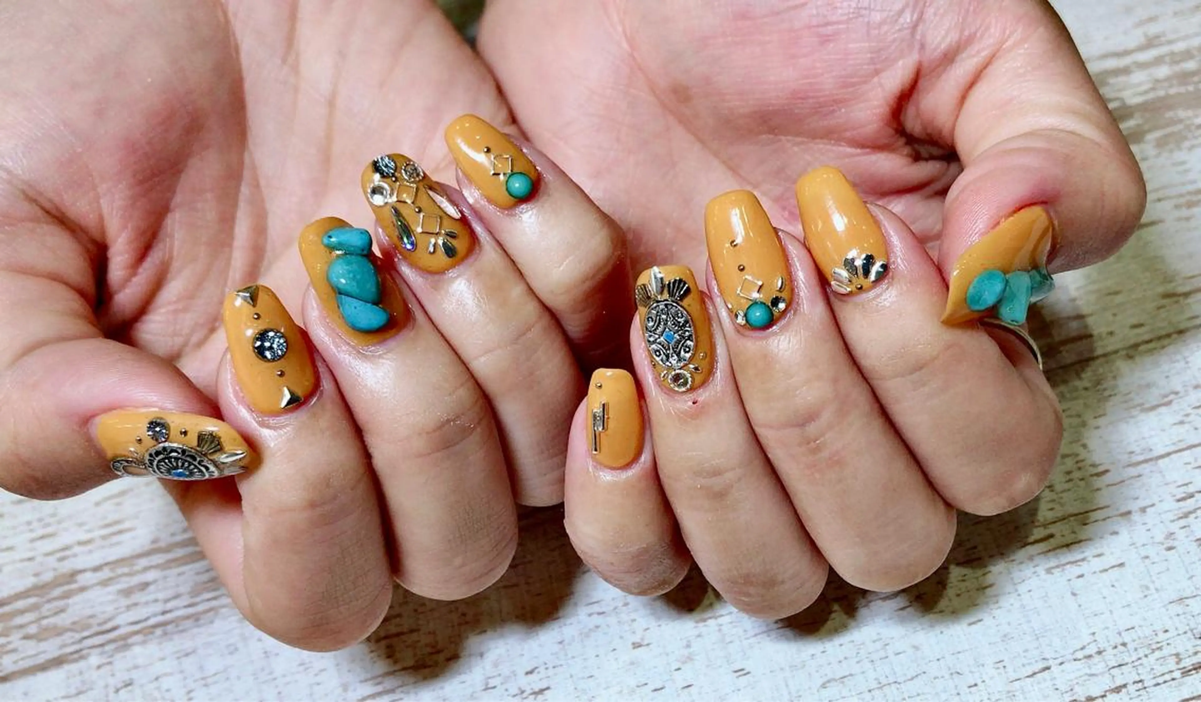 ネイル ストーンネイル 夏ネイル ハンドネイル Lino+ ネイル&よもぎ蒸しのネイルデザイン