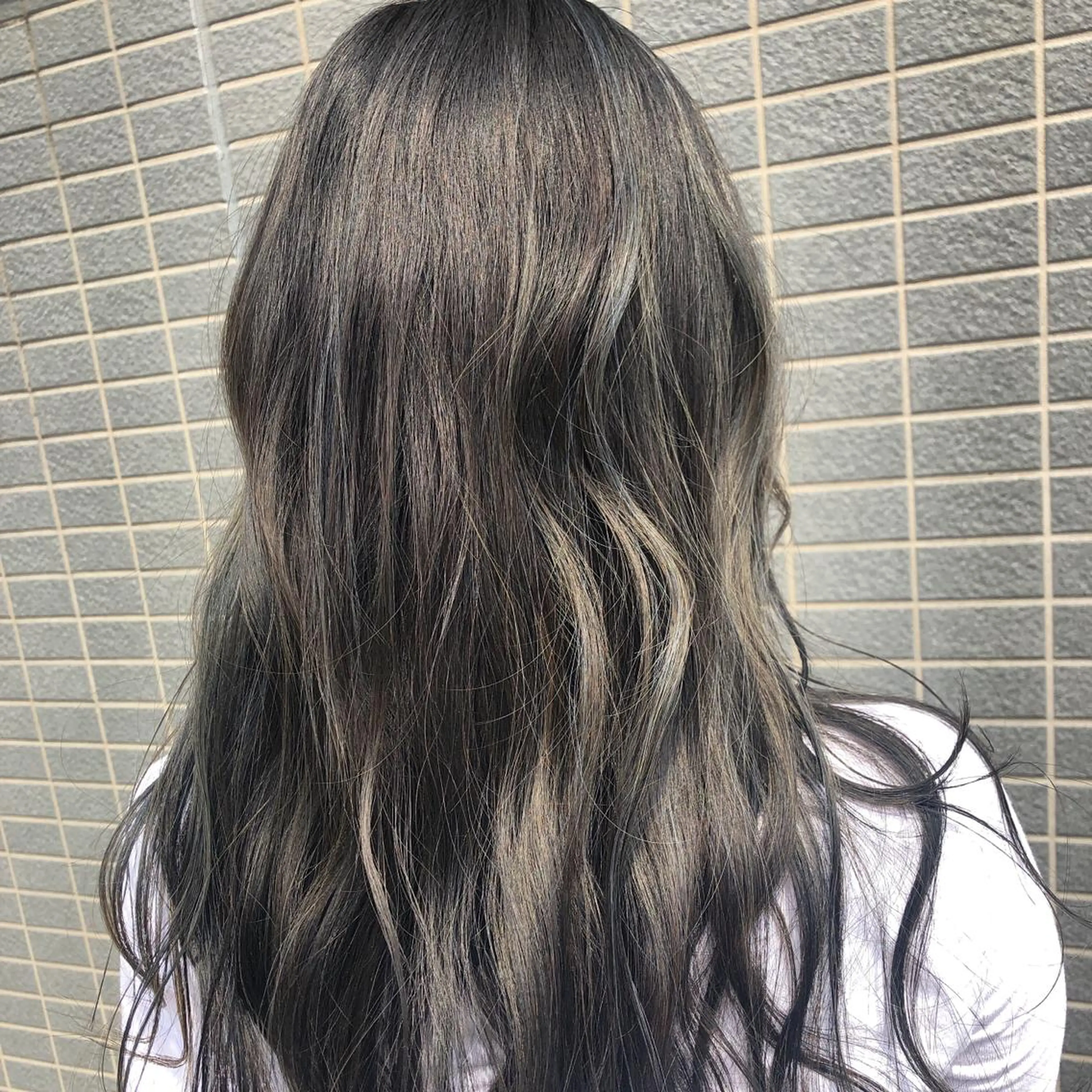 セミロング カラー グレージュ ハイライトカラー シルバー シルバーグレージュ ハイライト 似合わせ レイヤー須川のヘアスタイル