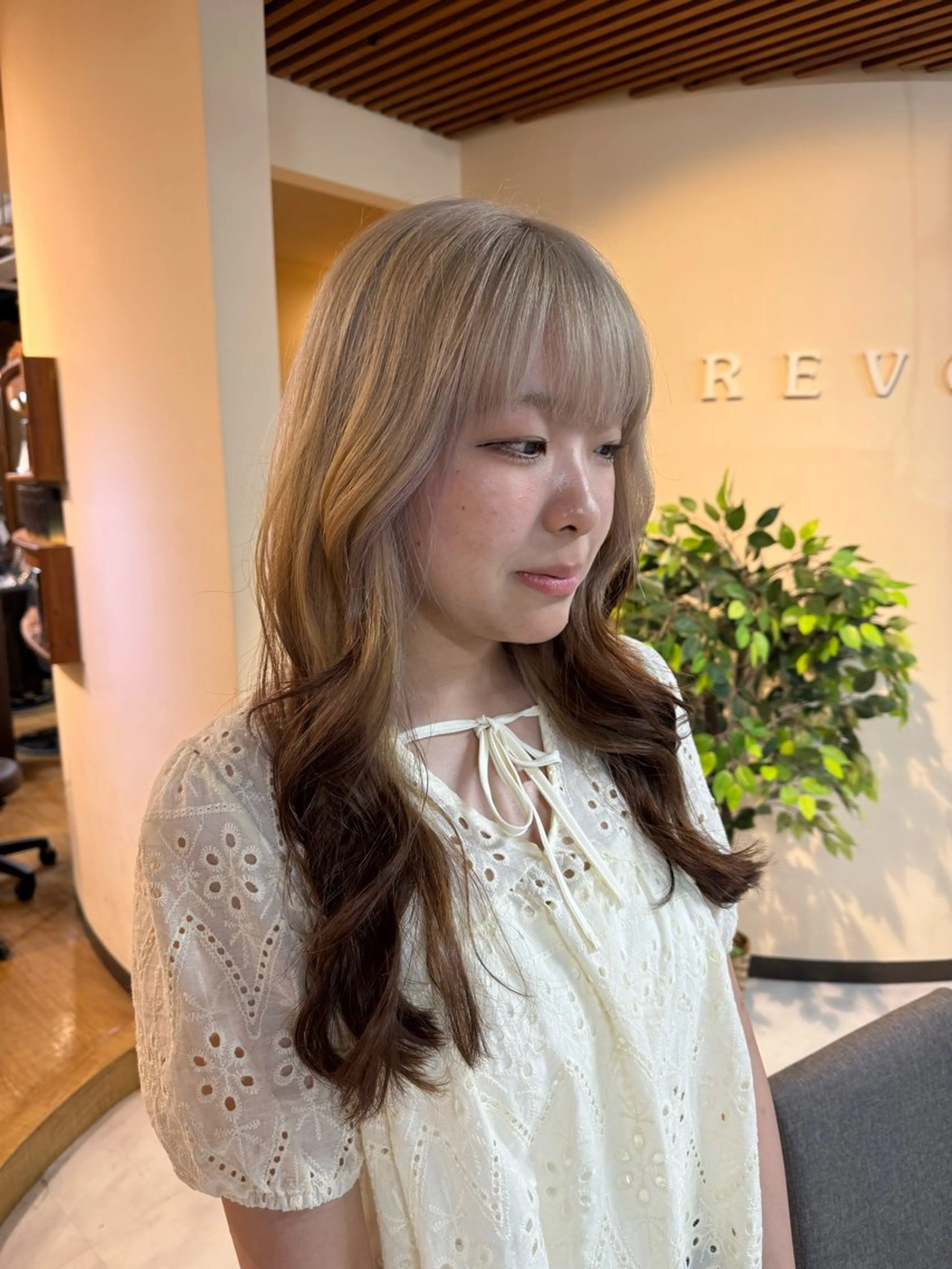 セミロング カラー ベージュカラー ブラウンカラー ホワイトベージュ カット ヘアカラー ルーツ/ デザイン/ ハイトーン/おこのぎのヘアスタイル