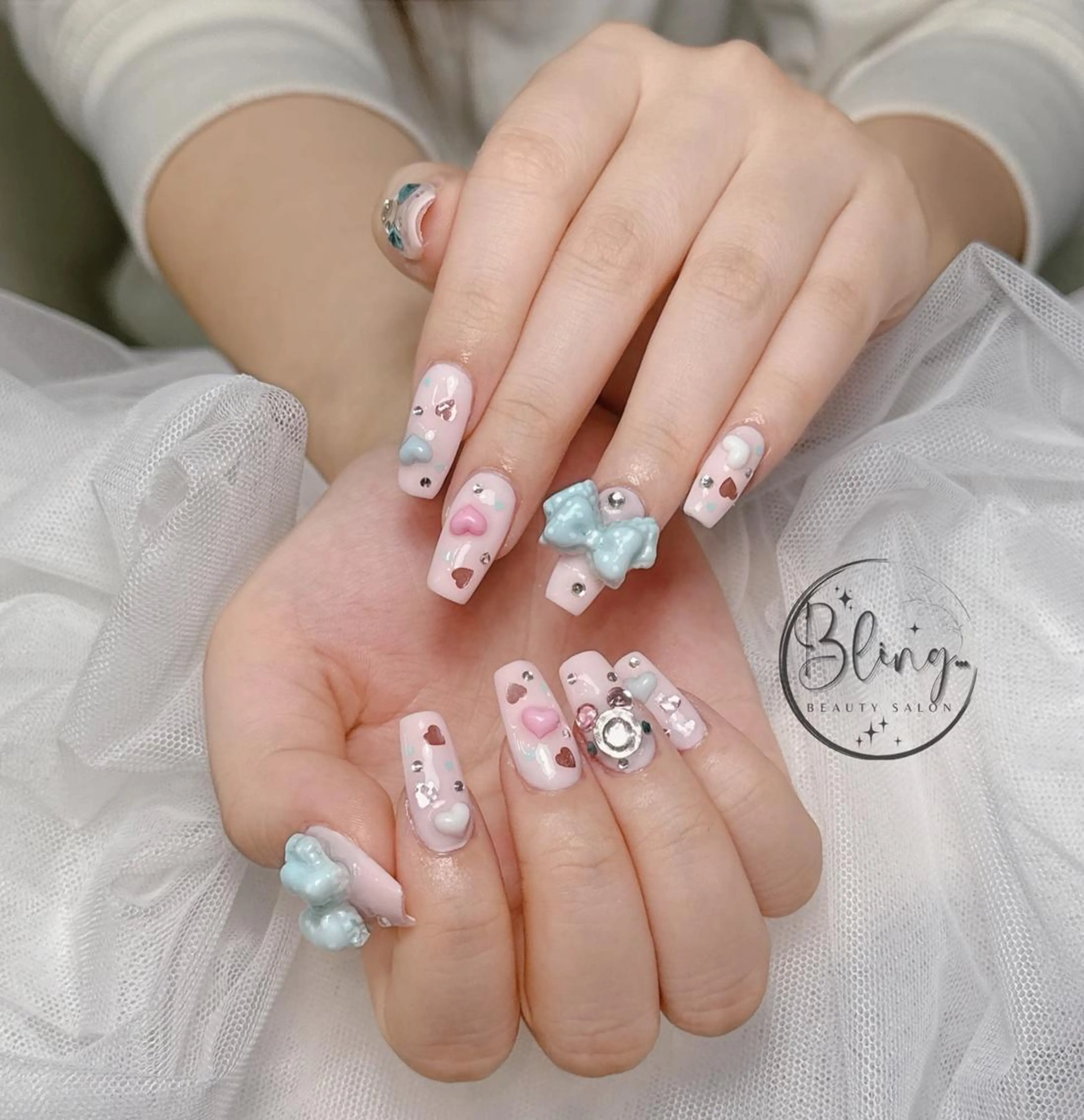 セミロング 韓国風ヘア ハンドネイル Bling Salonのネイルデザイン