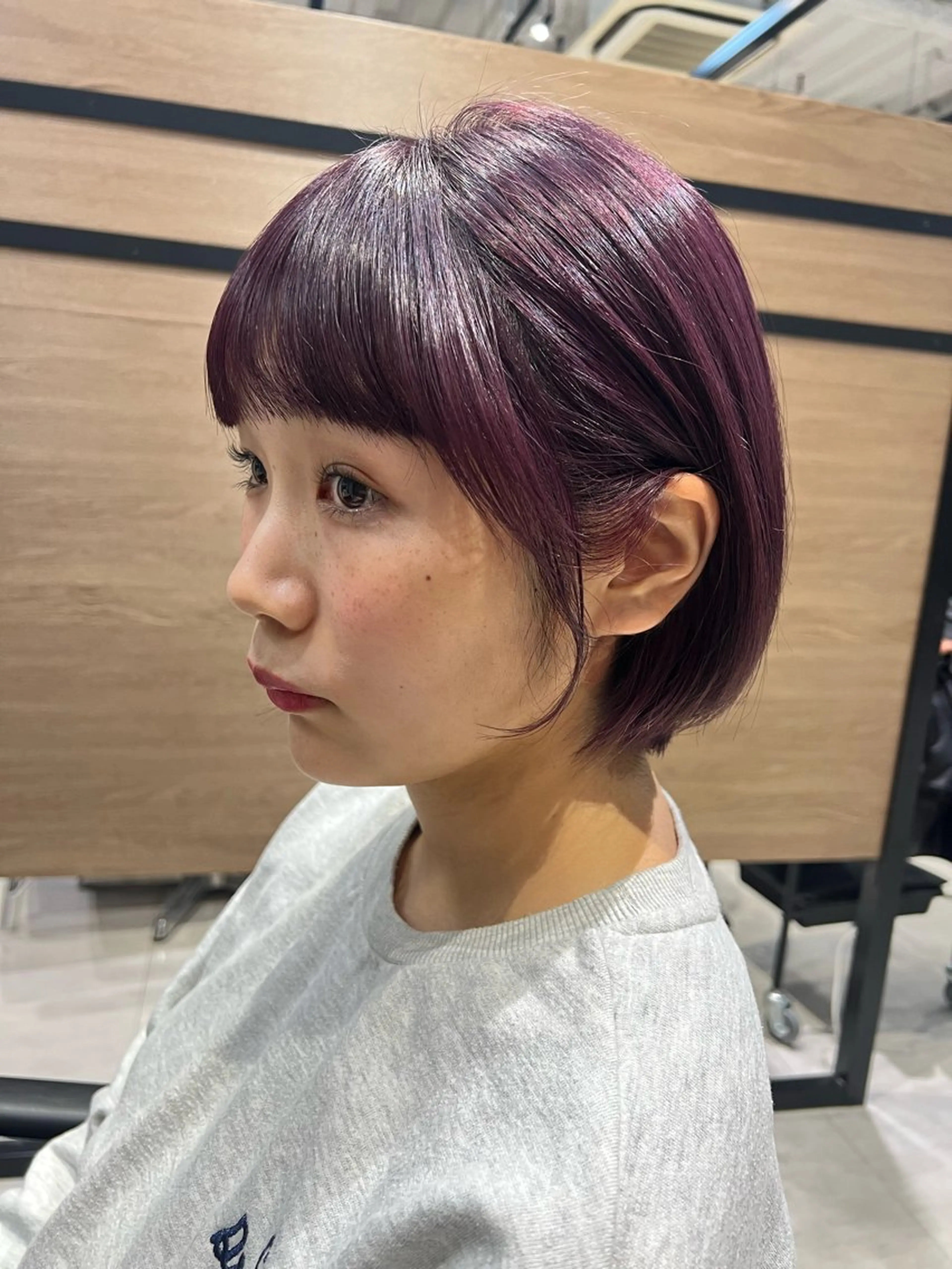 ショート カラー ヘアアレンジ 顔周りカット _WHITE鳳所属・ミルクティーベージュ ハイライトヘアHIのヘアスタイル