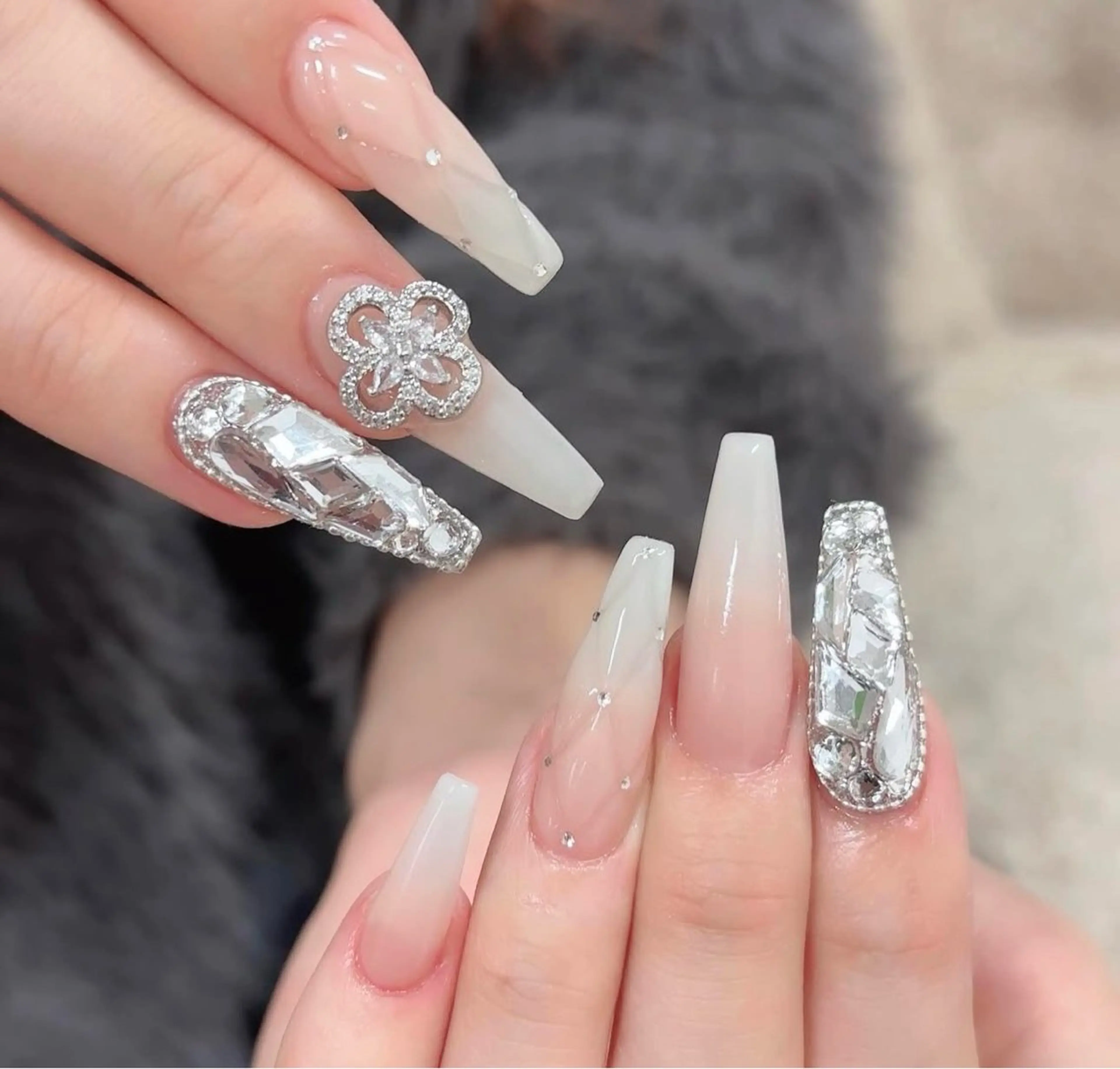 ネイル グラデーション キラキラネイル ワンカラーネイル 冬ネイル Jenn Nail Salonのネイルデザイン