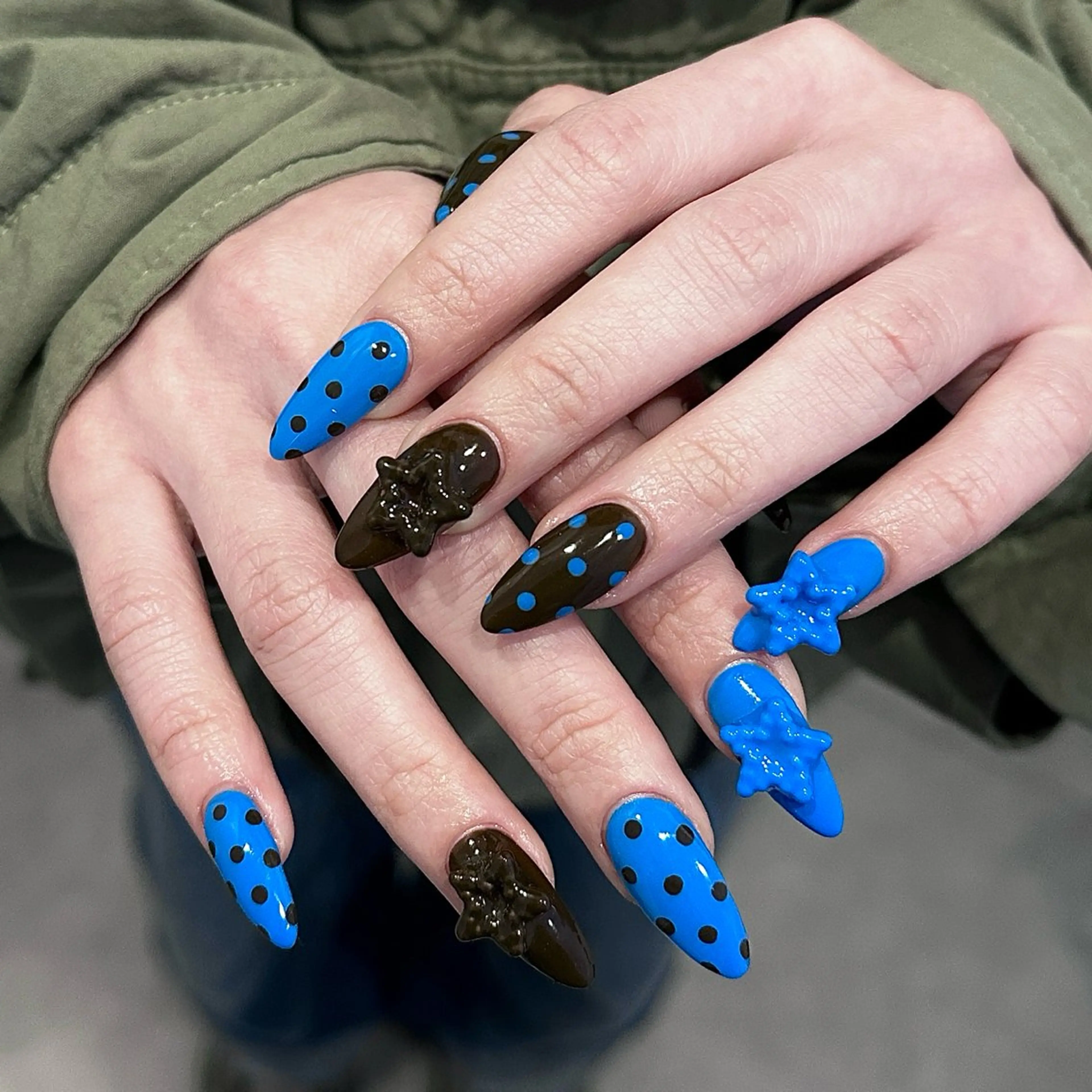 ネイル AIKO🐈‍⬛⭐︎ 大阪/y2k/個性派のネイルデザイン