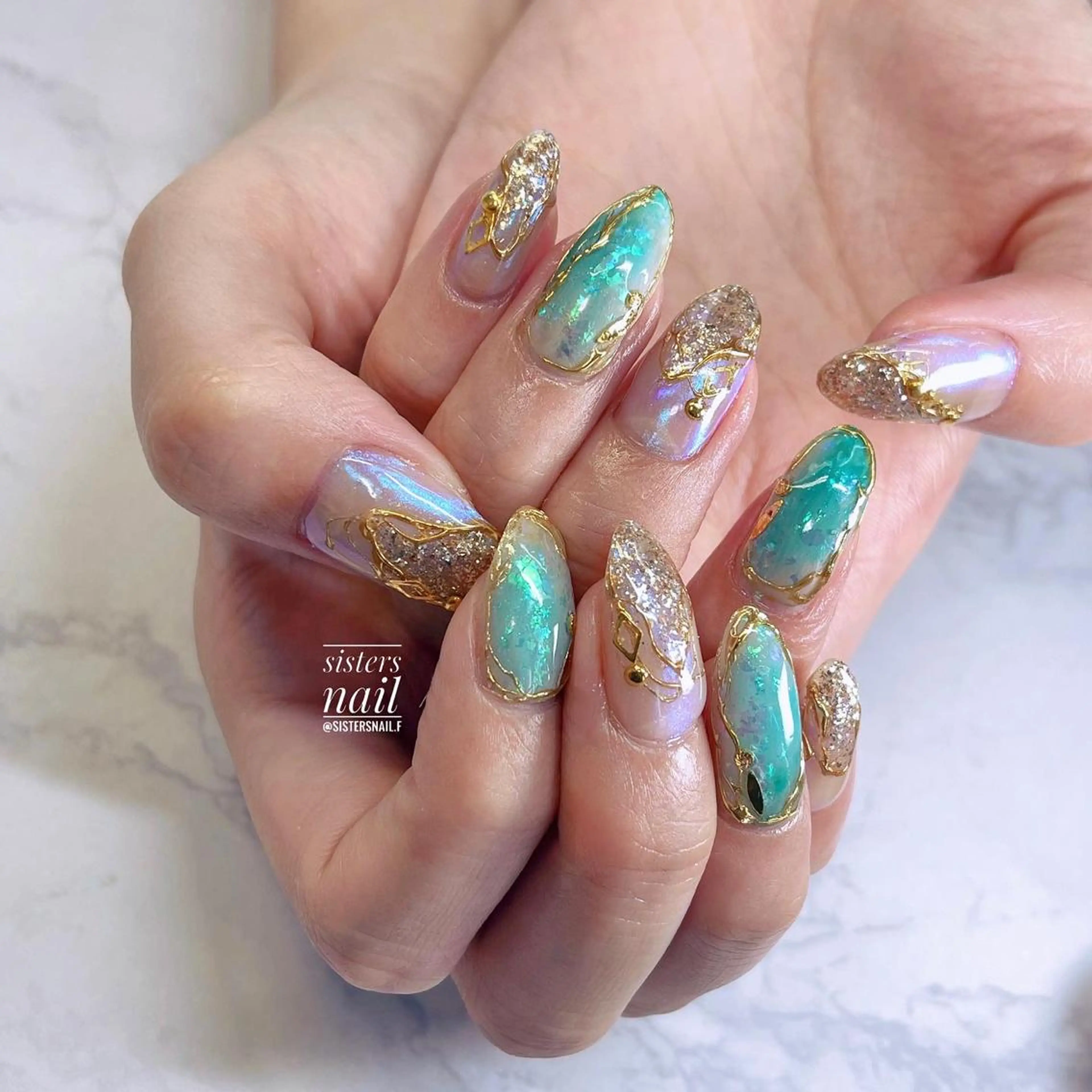 ネイル アートネイル オーロラネイル ブルー ゴールド キラキラネイル sisters nail.fのネイルデザイン