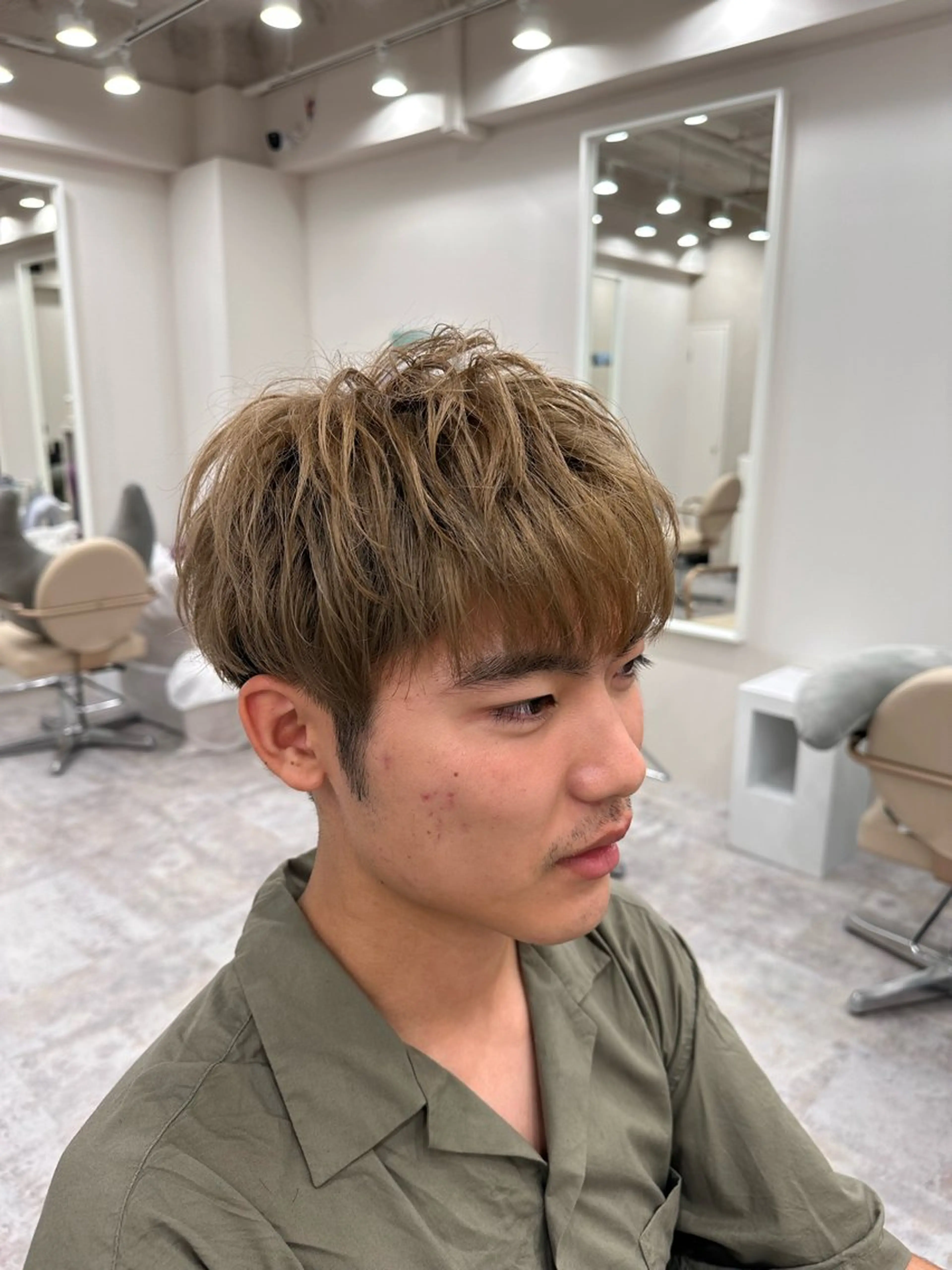 ショート メンズ マッシュ 伸ばしかけ ヘアカラー ボブ、レイヤー、 ハイトーン、古淵のヘアスタイル