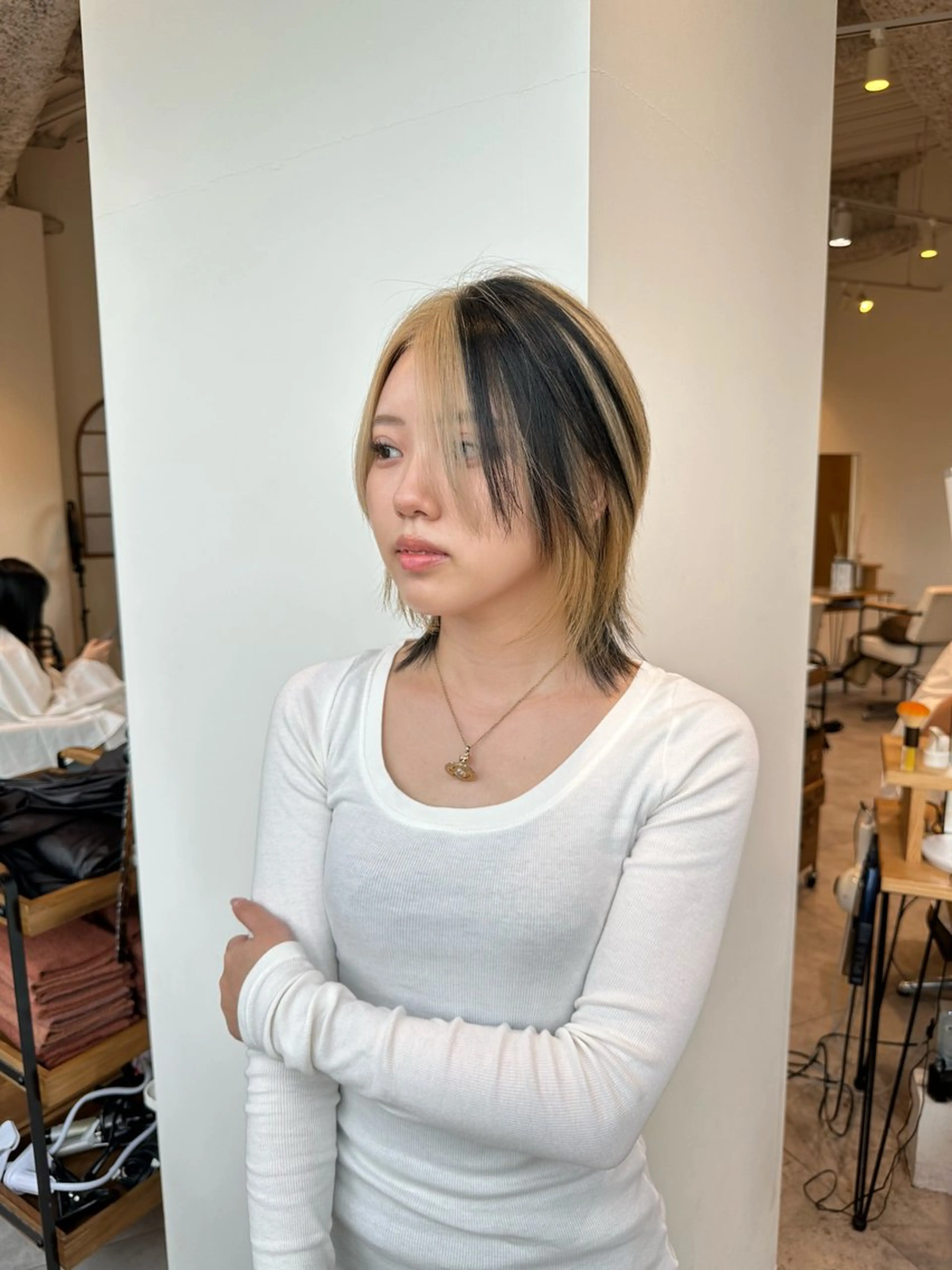 ミディアム カラー デザインカラー ハイトーンカラー ボブ くびれヘア 顔まわりレイヤー 大阪ウルフカット ハッシュカットのヘアスタイル