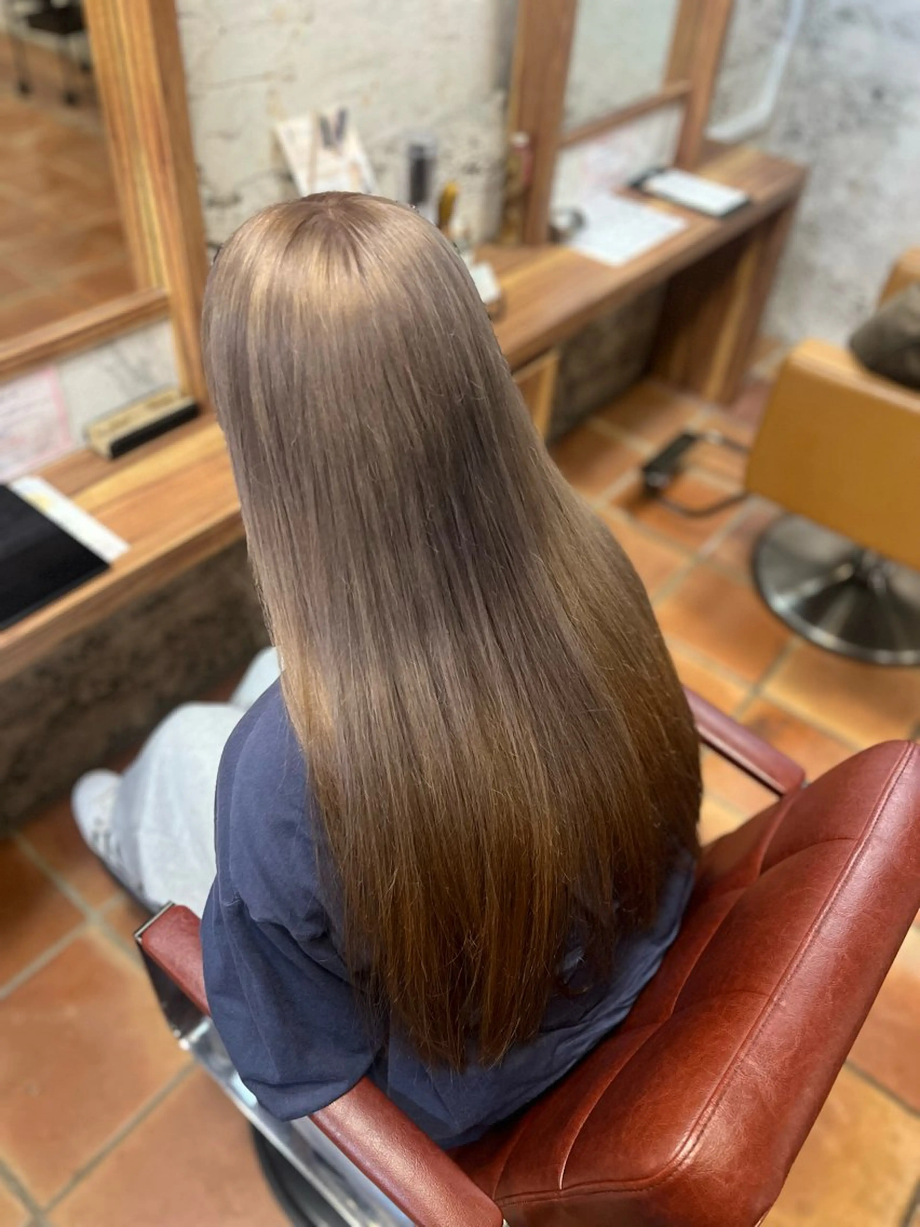 ロング カラー ベージュカラー ミルクティーベージュ ヘアカラー 廣瀬 京花のヘアスタイル