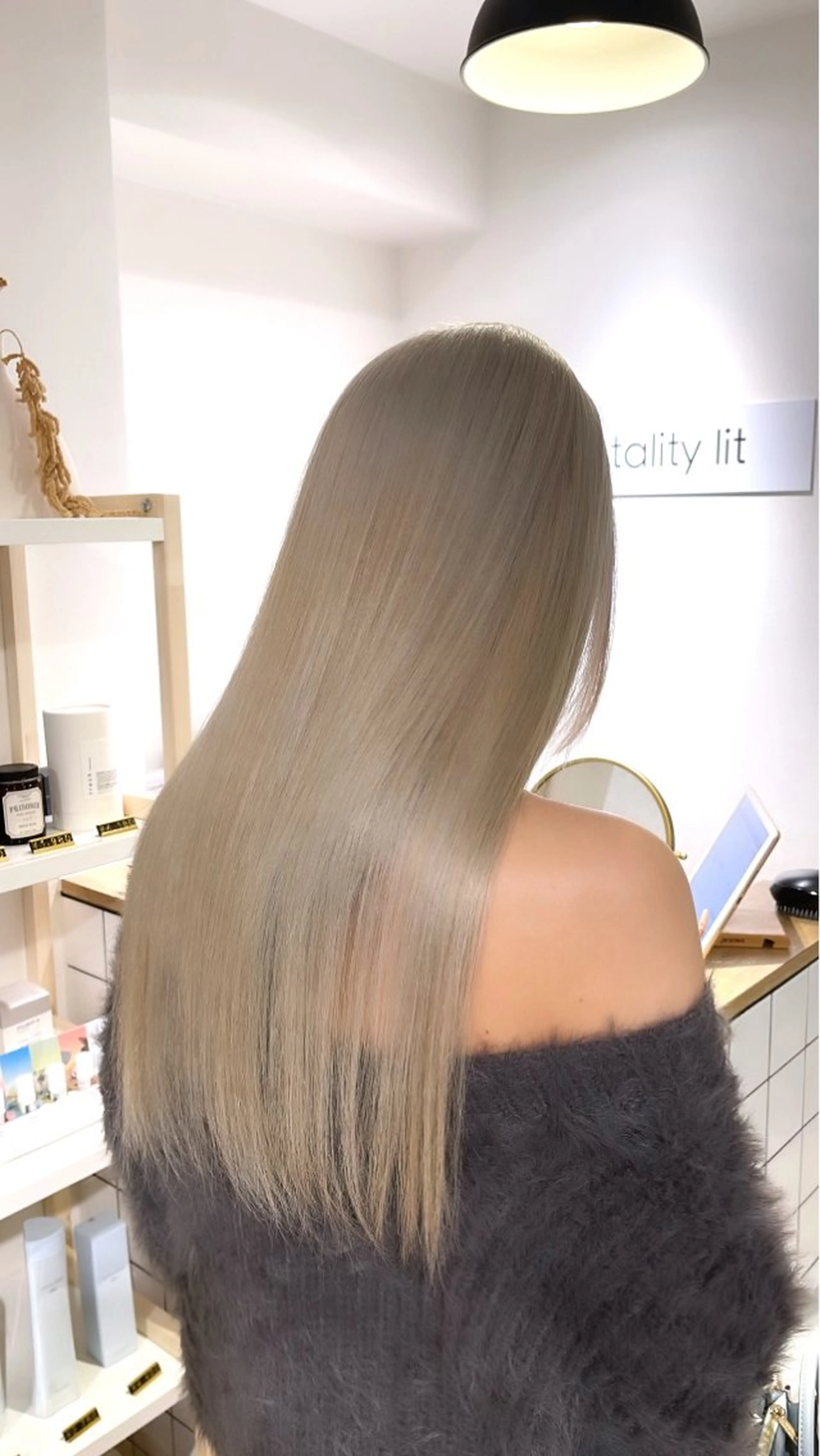 ロング カラー アッシュ ホワイトアッシュ ANDIAMO SAKAE  楓のヘアスタイル