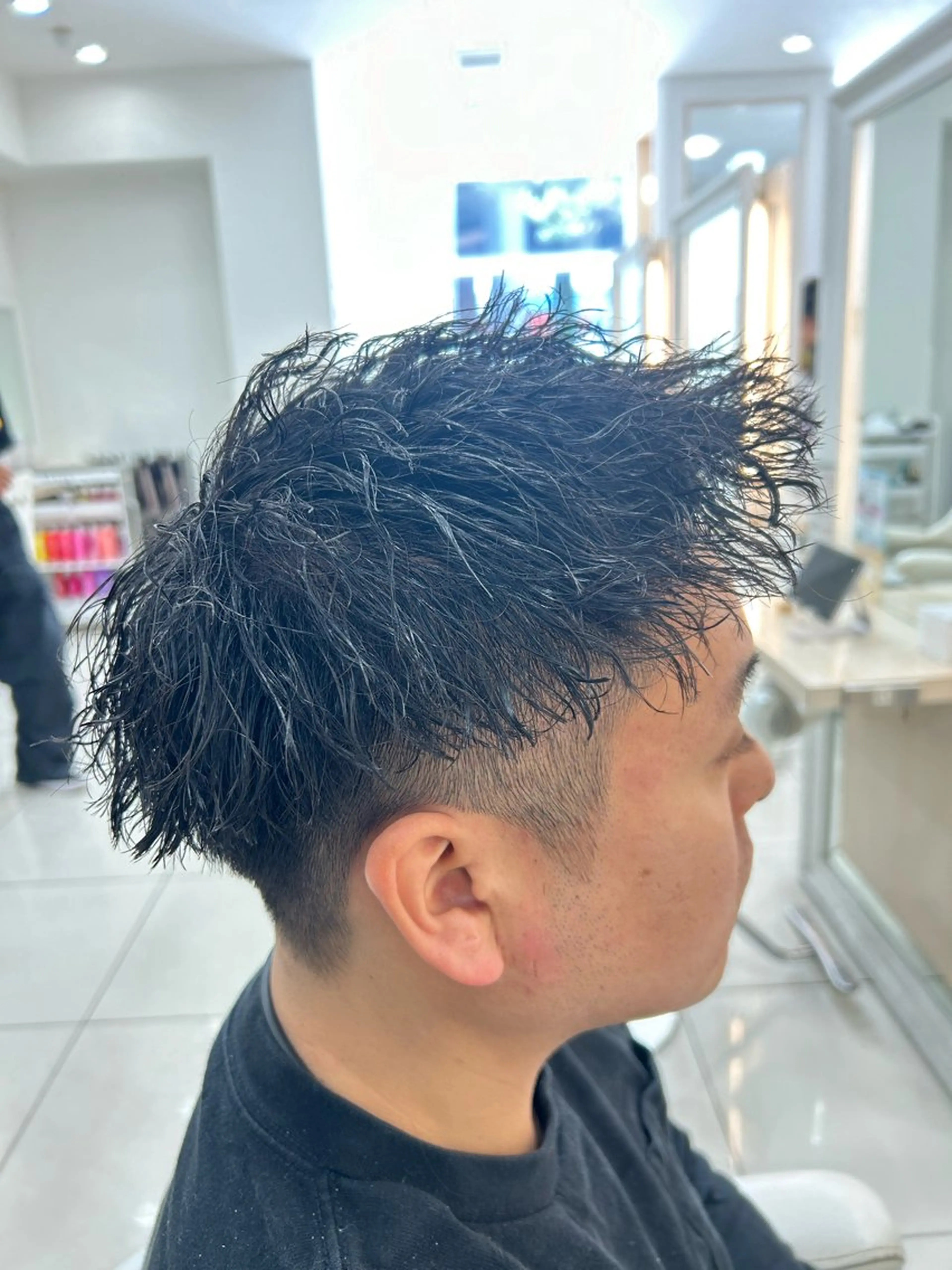 ショート パーマ メンズ センターパート フェードカット フェザーパーマ カルマパーマ マッシュ カット パーマ トリートメント 髪質改善/艶カラー/ メンズパーマ/鈴木のヘアスタイル