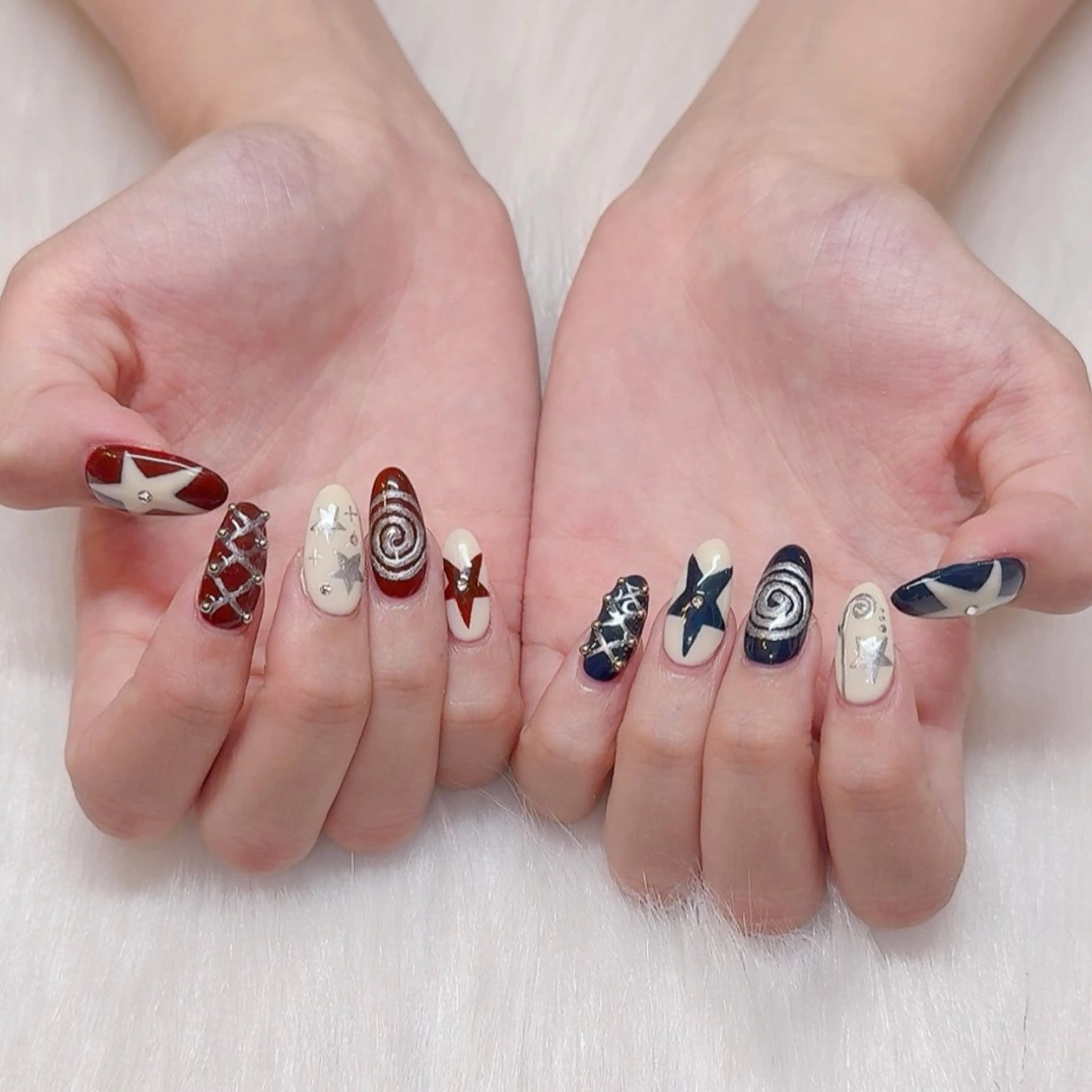 ネイル アートネイル ボルドー ラメ(グリッター) ネイビー シルバー ハンドネイル ラクロレ ニナ🎀 中野駅徒歩5分🐾のネイルデザイン