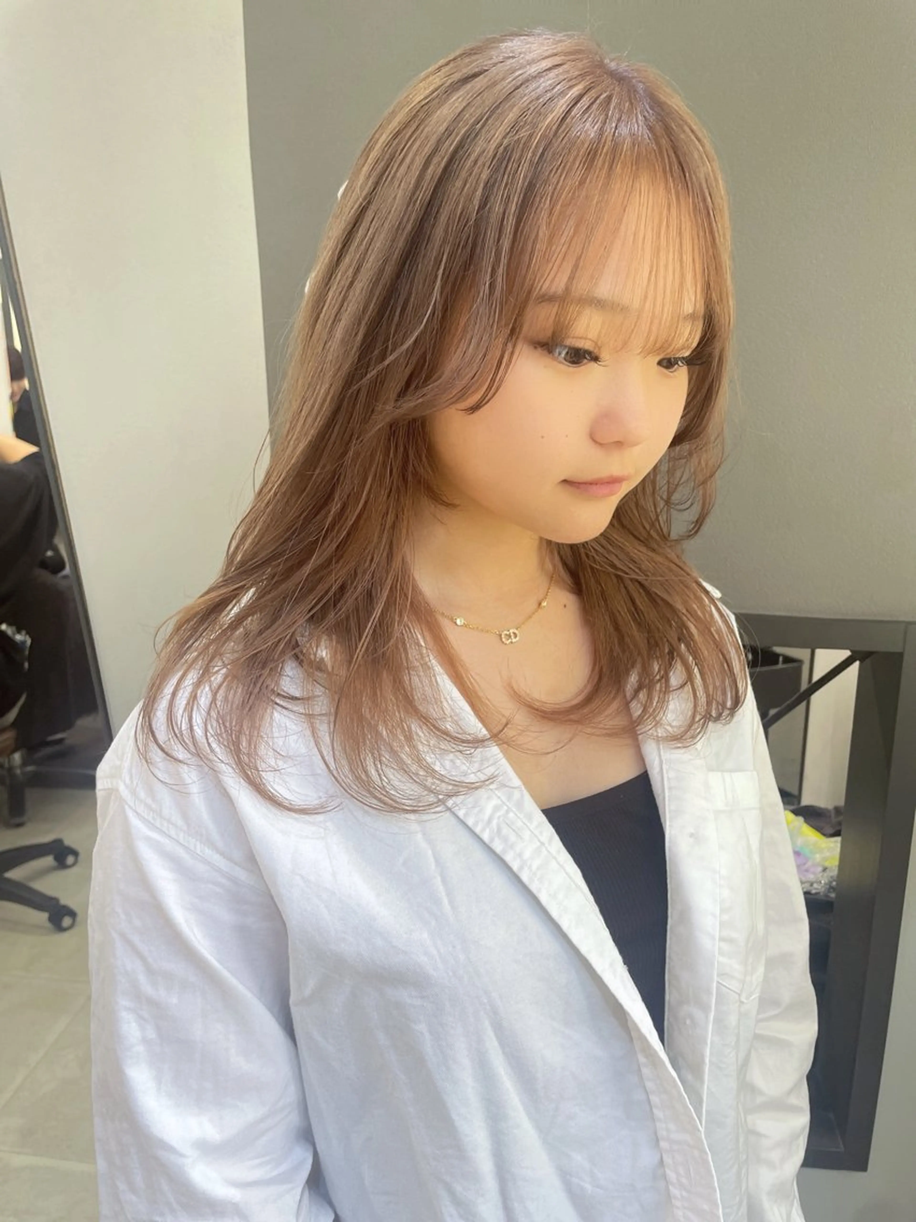 ロング カラー ベージュカラー ミルクティーベージュ AIRI layer cut hairのヘアスタイル