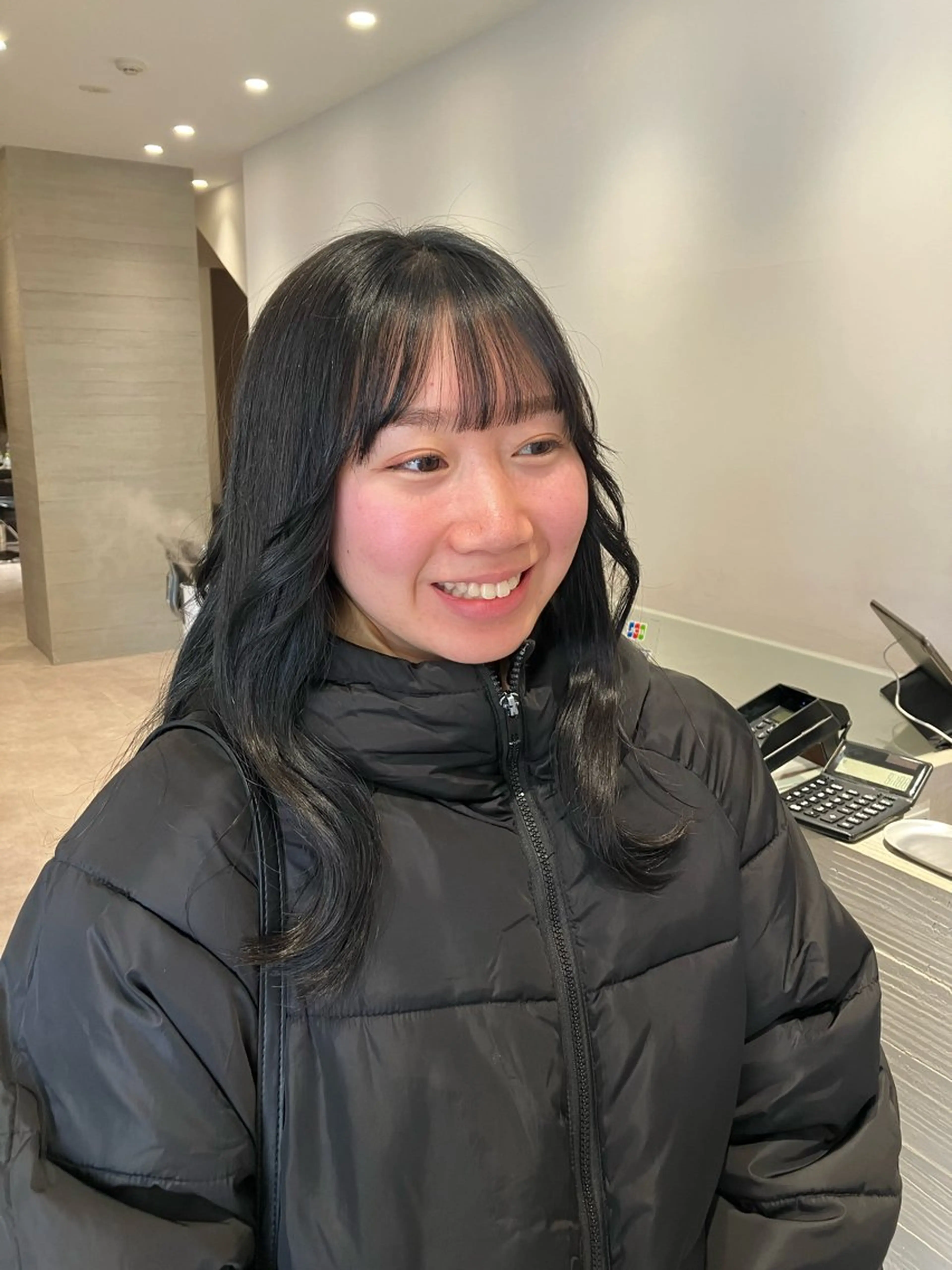 ロング カラー ダークグレー 顔まわりレイヤー レイヤーカット サキ🤍ハイトーン 🩰くびれ巻きヘアのヘアスタイル