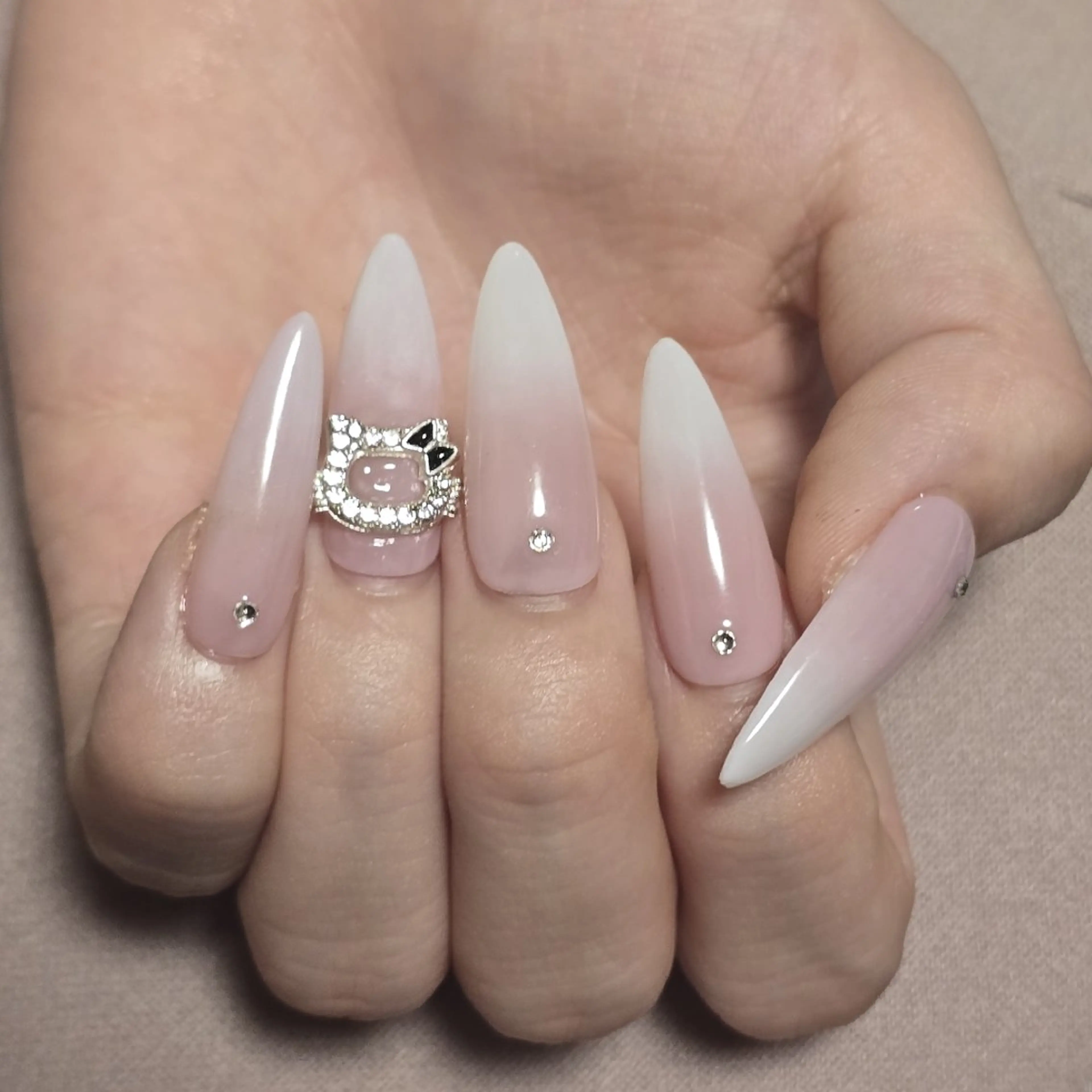 ネイル グラデーション ピンク ネイルチップ その他(ネイル) minion蕨所属・minion 蕨のネイルデザイン