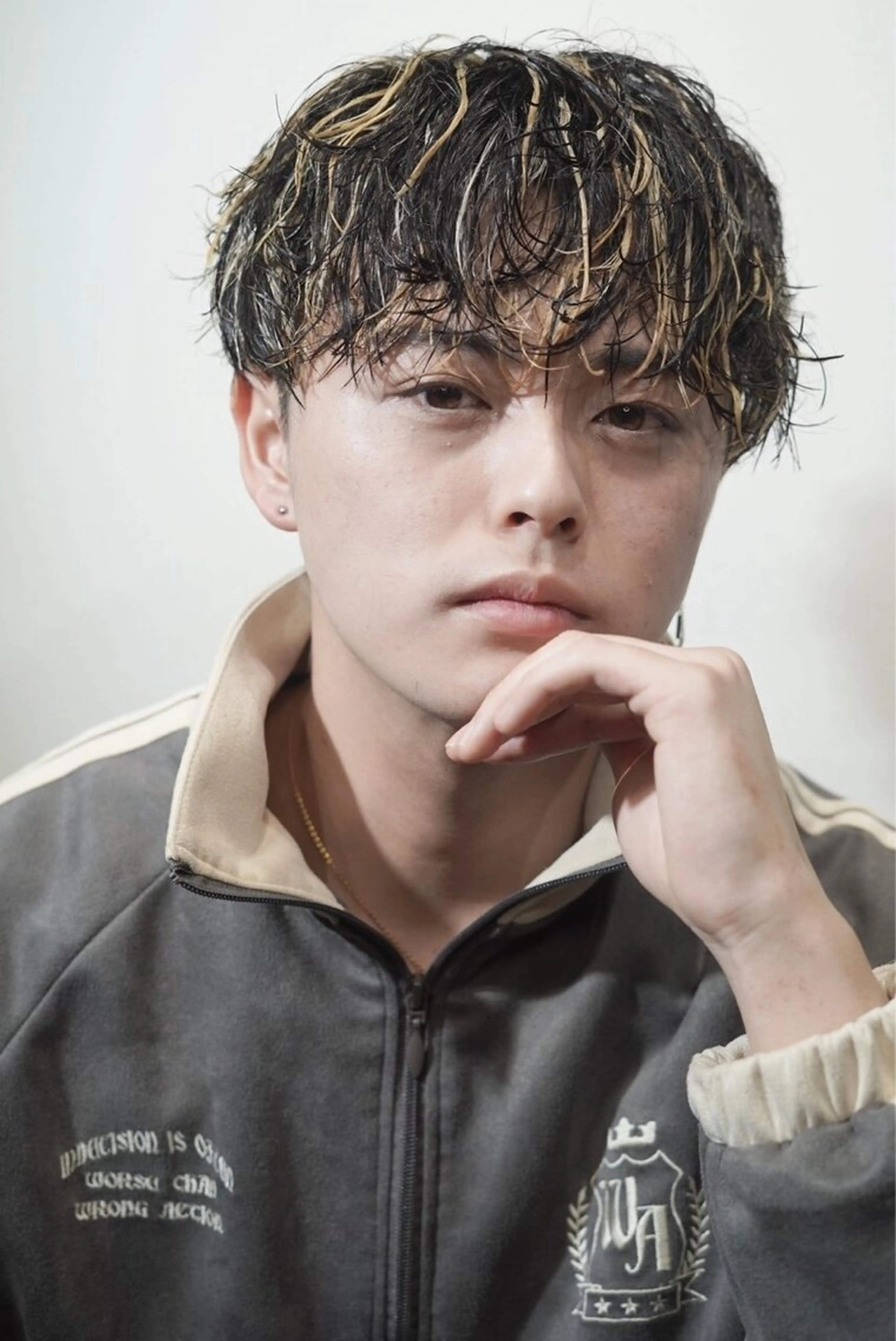 ミディアム カラー パーマ メンズ ミディアムパーマ センターパート ダウンパーマ フェードカット フェザーパーマ MEN'S salon HYPE 三宮メンズカット/眉毛ワックス/【メンズサロン　ハイプサンノミヤ】所属・本日空あり三宮駅1分 メンズサロンハイプのヘアスタイル