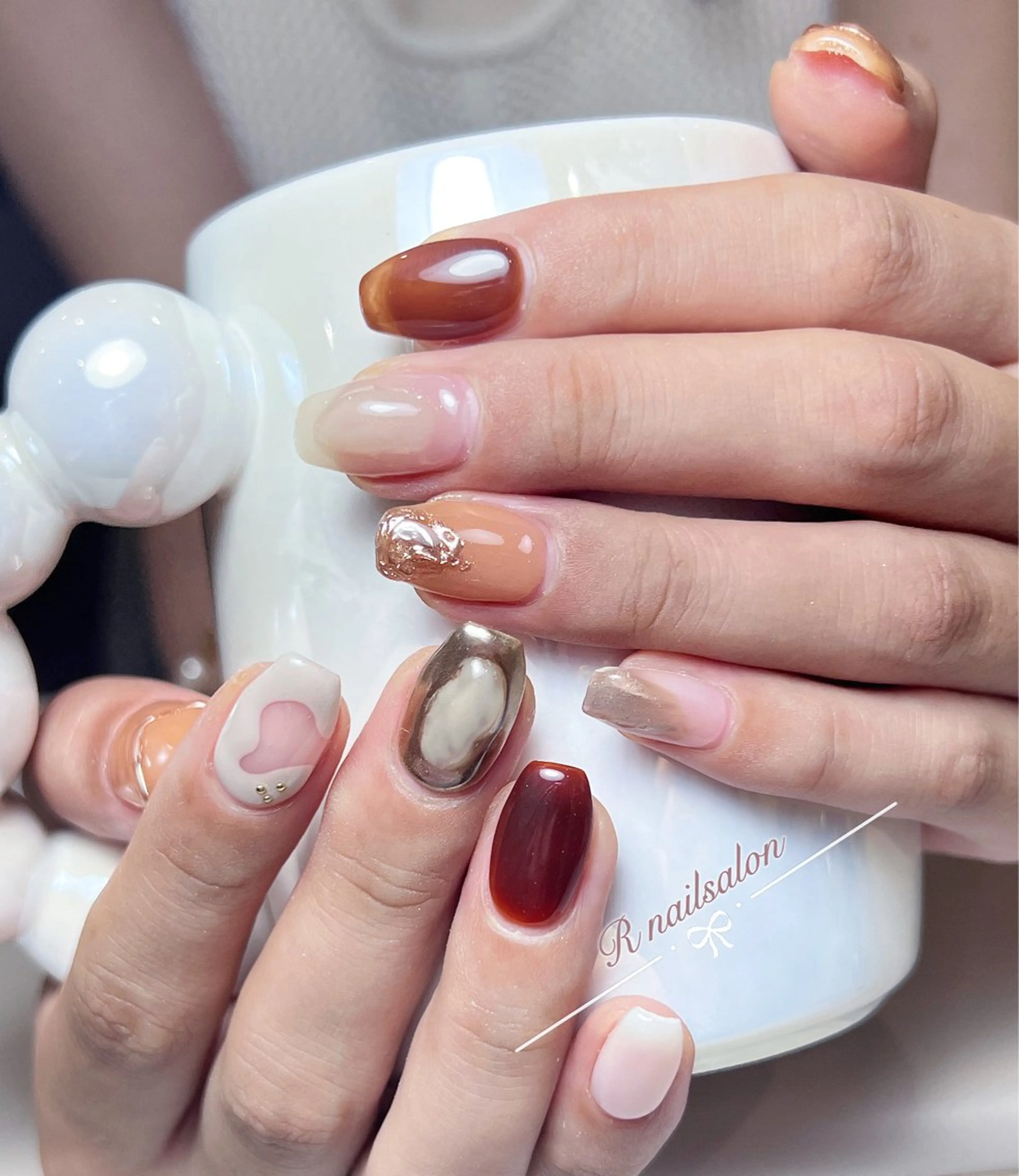 ミディアム R NAILSALONのネイルデザイン